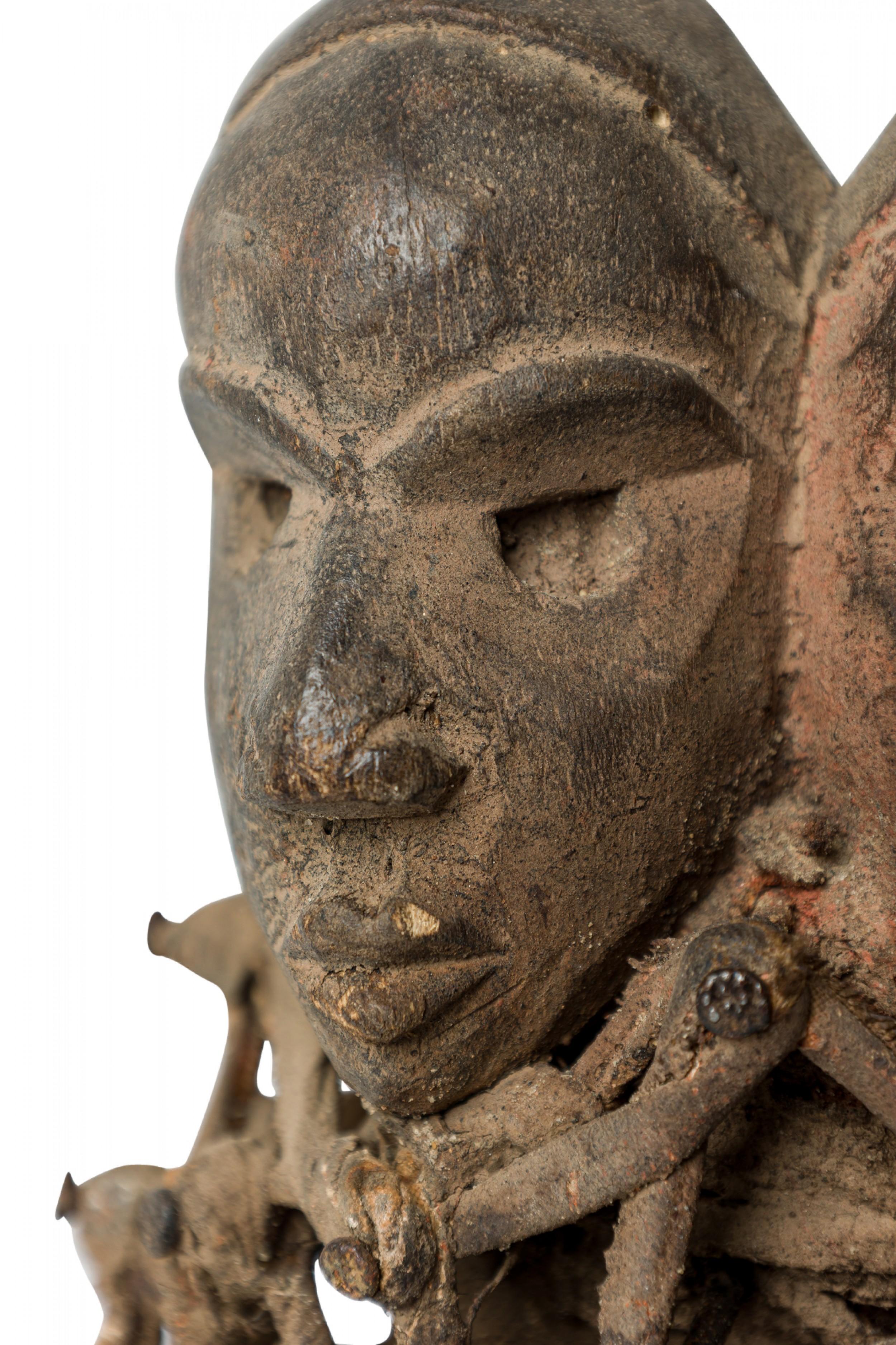 20ième siècle D. A. africain. Congo 20e siècle Figure fétiche en bois sculpté Nkisi à 2 têtes et clous en vente