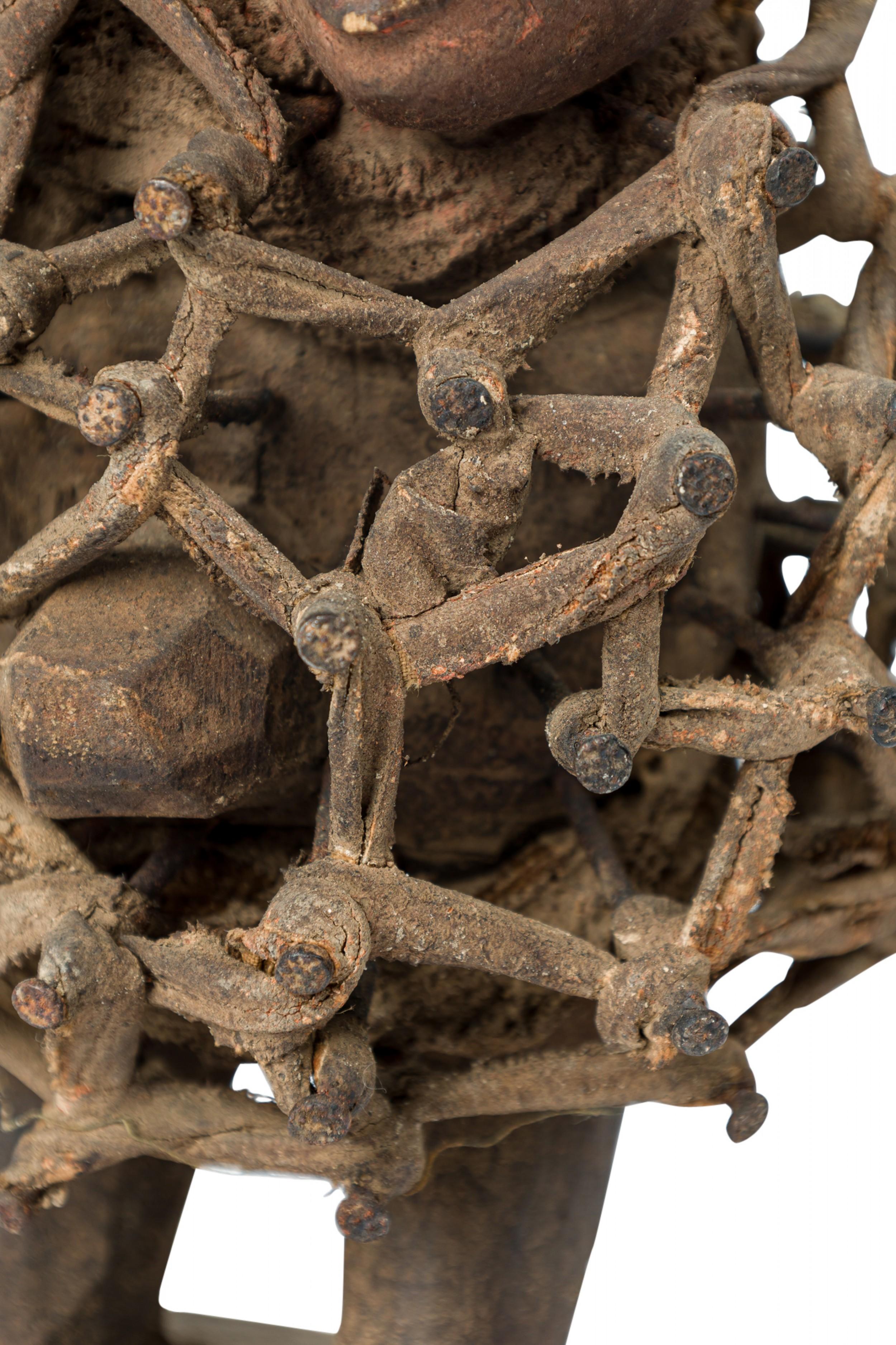 Métal D. A. africain. Congo 20e siècle Figure fétiche en bois sculpté Nkisi à 2 têtes et clous en vente