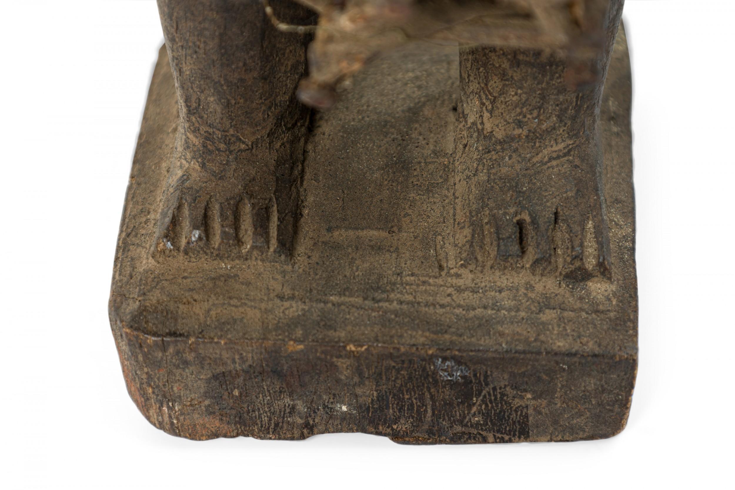 D. A. africain. Congo 20e siècle Figure fétiche en bois sculpté Nkisi à 2 têtes et clous en vente 1