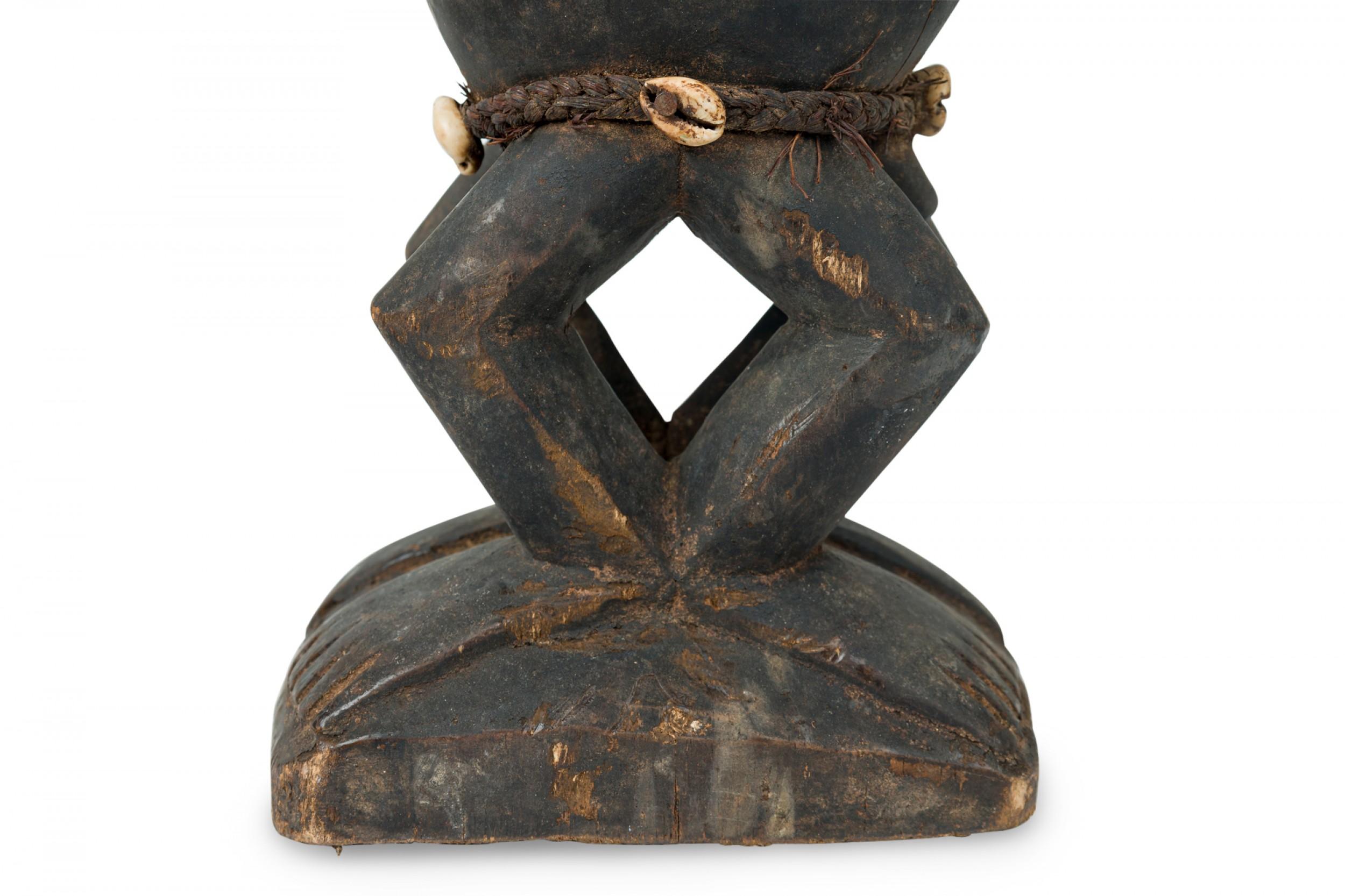 Afrikanisch D.R. Kongo 20. Jahrhundert geschnitzte Songye 2-köpfige Janus Figur im Angebot 4