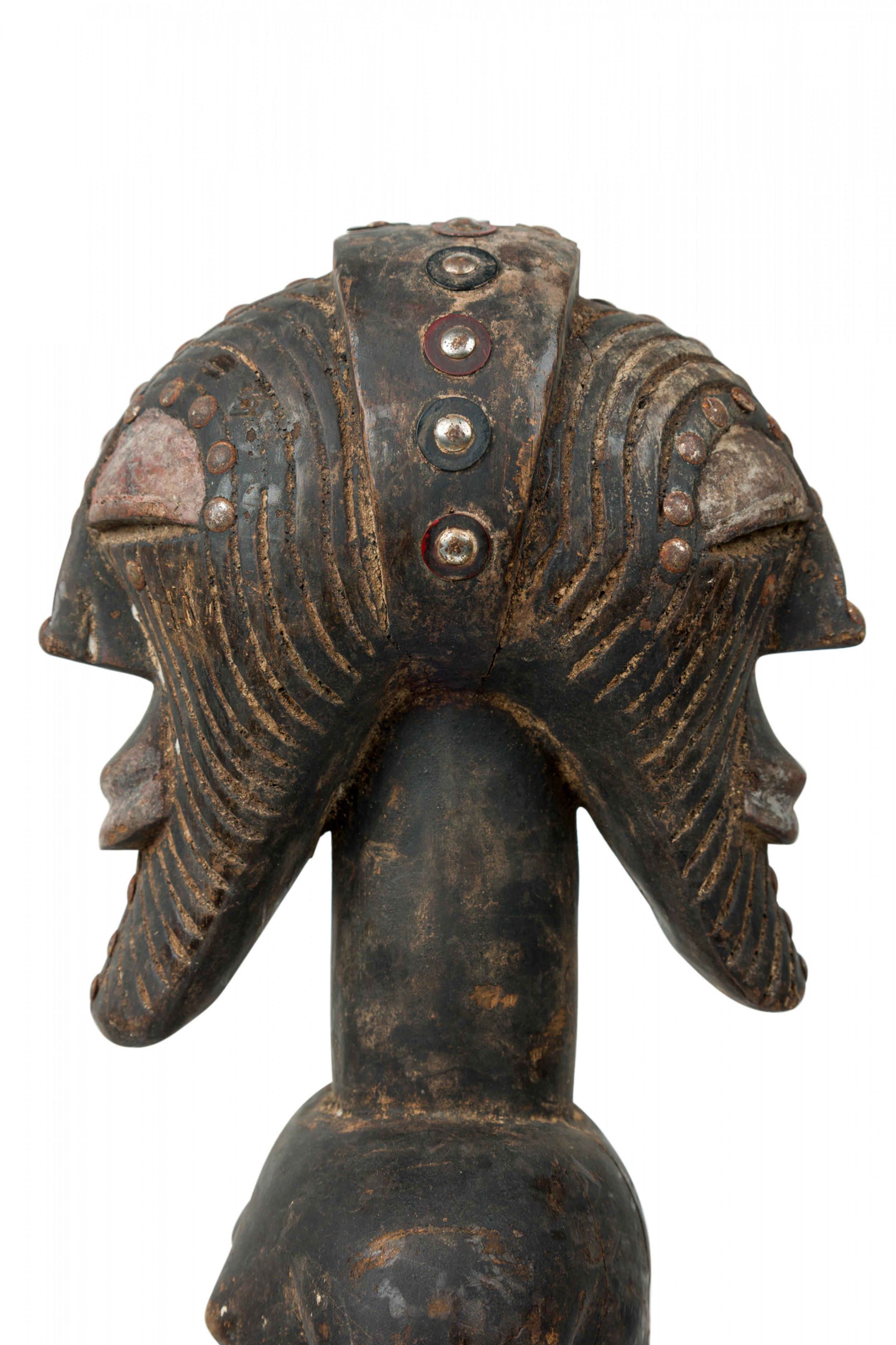 Afrikanisch D.R. Kongo 20. Jahrhundert geschnitzte Songye 2-köpfige Janus Figur im Angebot 6