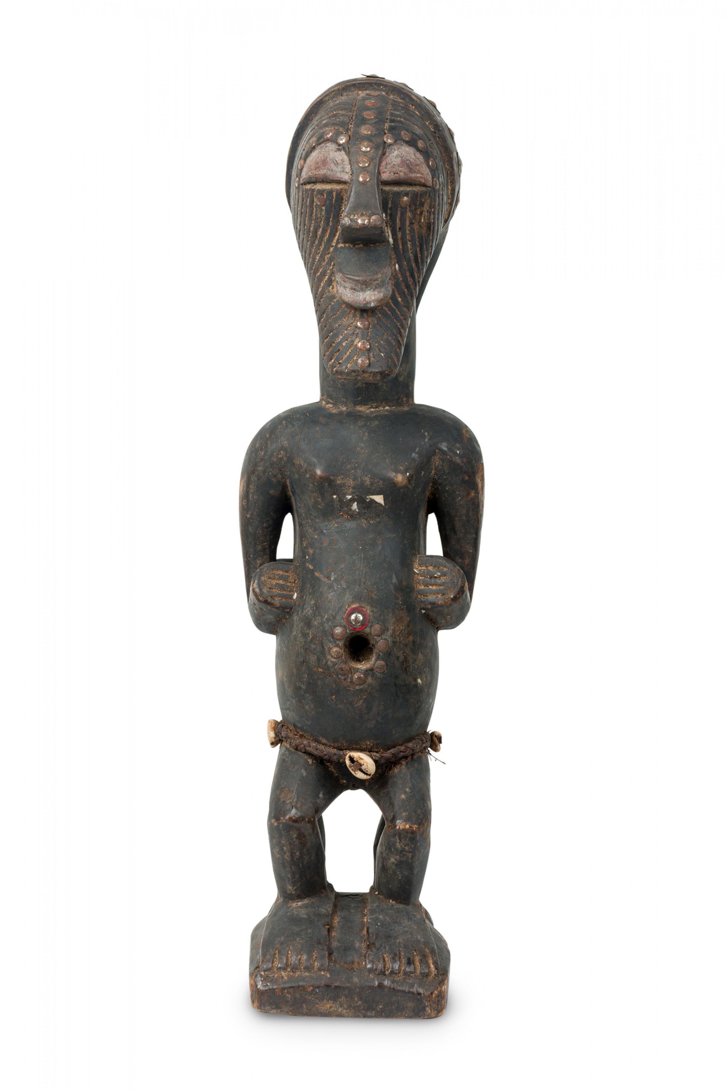 Afrikanische Demokratische Republik Kongo 20. Jahrhundert Holzschnitzerei Songye 2-köpfige Janus-Wächterfigur (Kabeja) stellt das Ahnenpaar eines Stammes dar. Ein Kopf ist weiblich, der andere männlich, mit eingeschnittenen Gesichtern, eingelegten