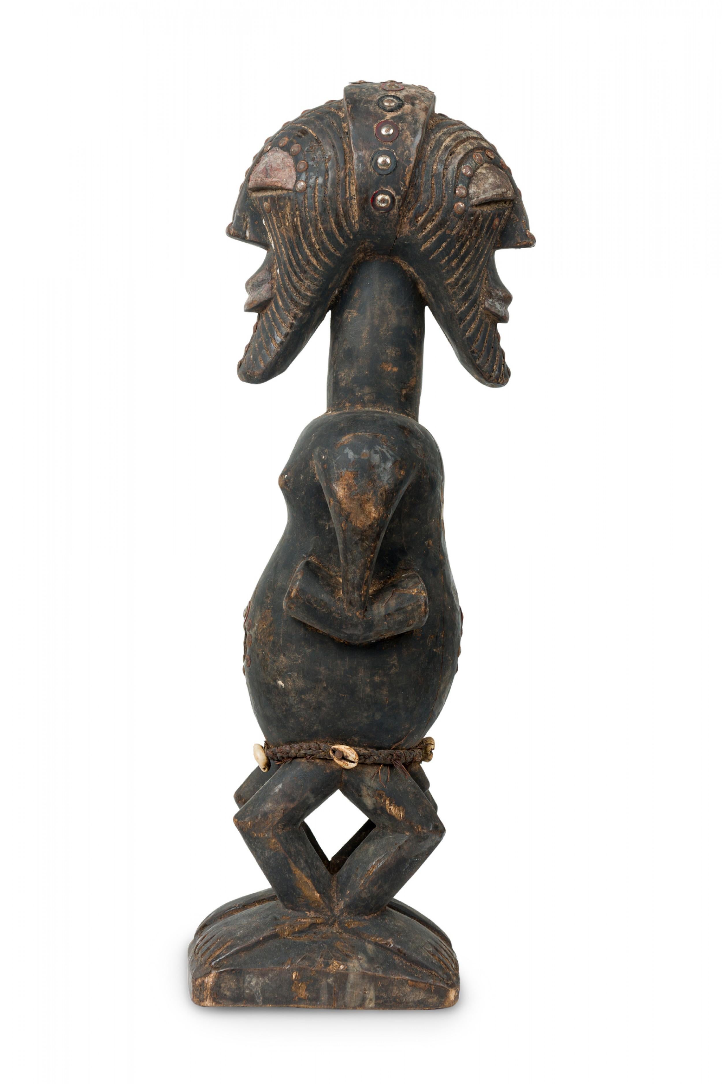 Afrikanisch D.R. Kongo 20. Jahrhundert geschnitzte Songye 2-köpfige Janus Figur (Stammeskunst) im Angebot