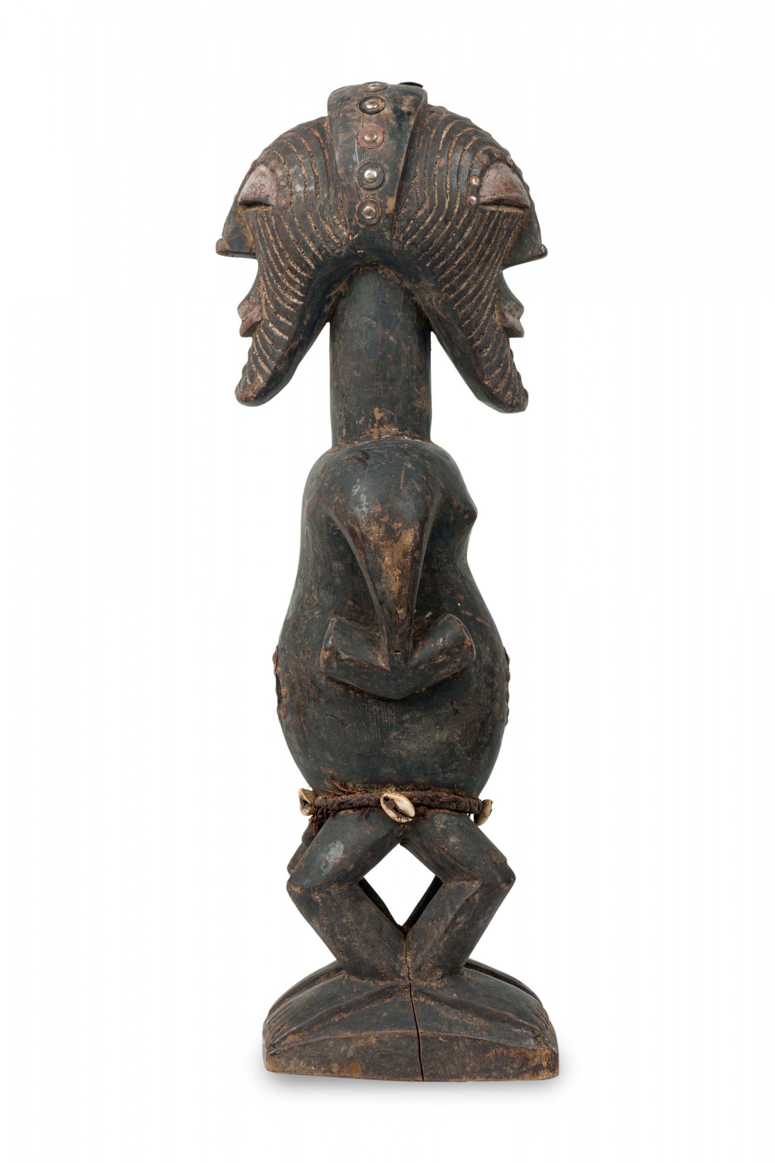 Afrikanisch D.R. Kongo 20. Jahrhundert geschnitzte Songye 2-köpfige Janus Figur im Zustand „Gut“ im Angebot in Queens, NY