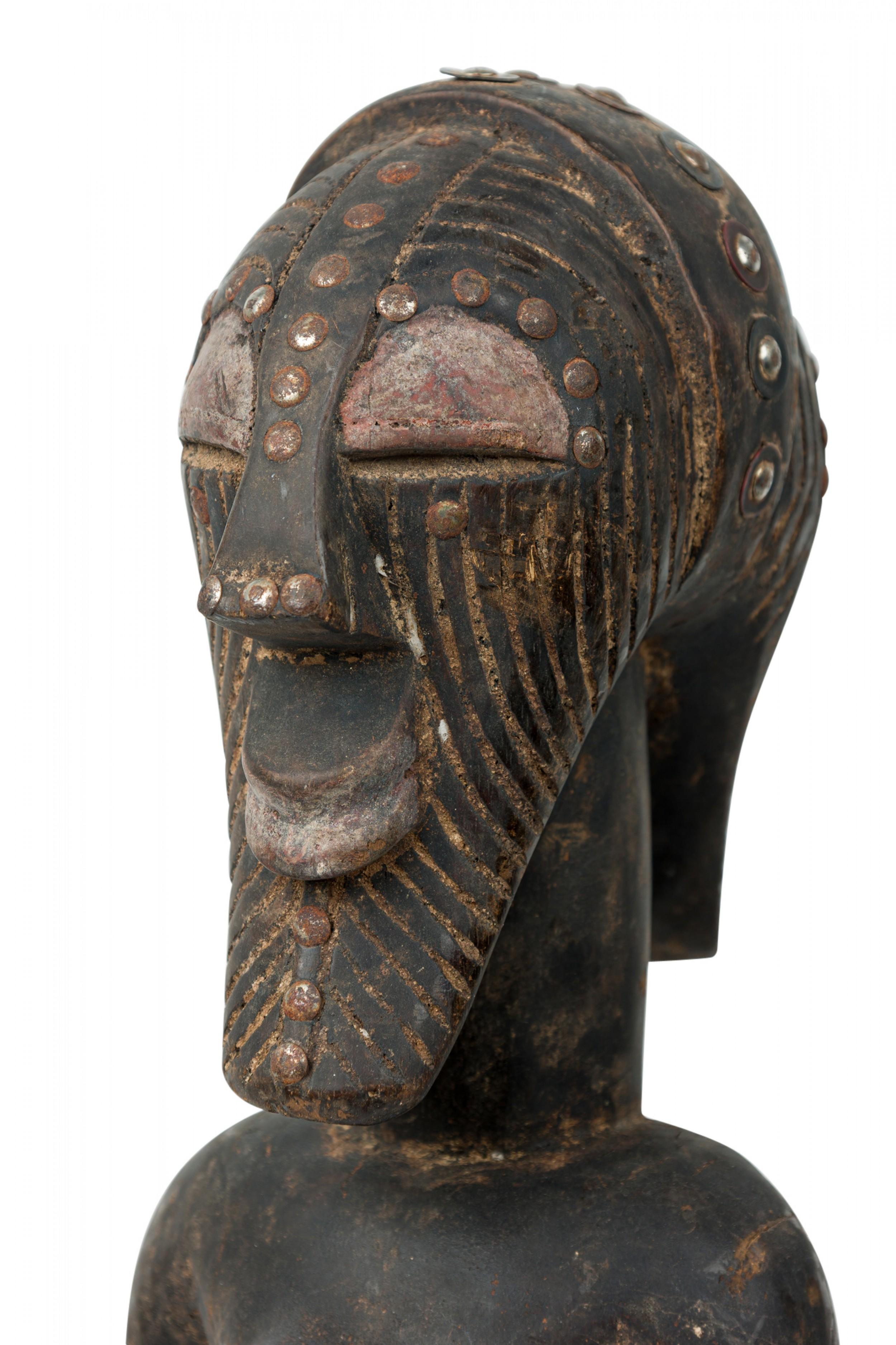 Afrikanisch D.R. Kongo 20. Jahrhundert geschnitzte Songye 2-köpfige Janus Figur (Metall) im Angebot