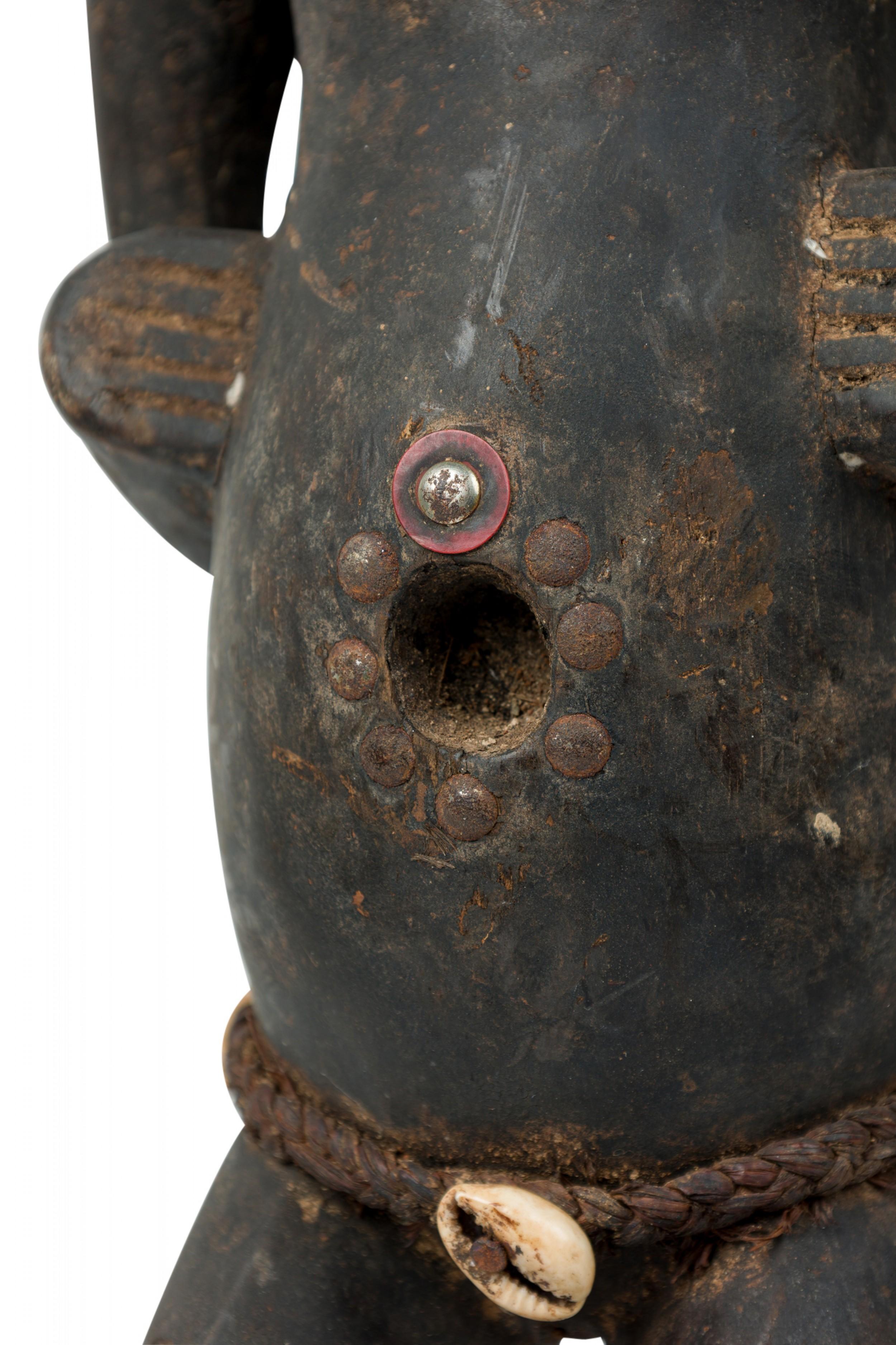 Afrikanisch D.R. Kongo 20. Jahrhundert geschnitzte Songye 2-köpfige Janus Figur im Angebot 1