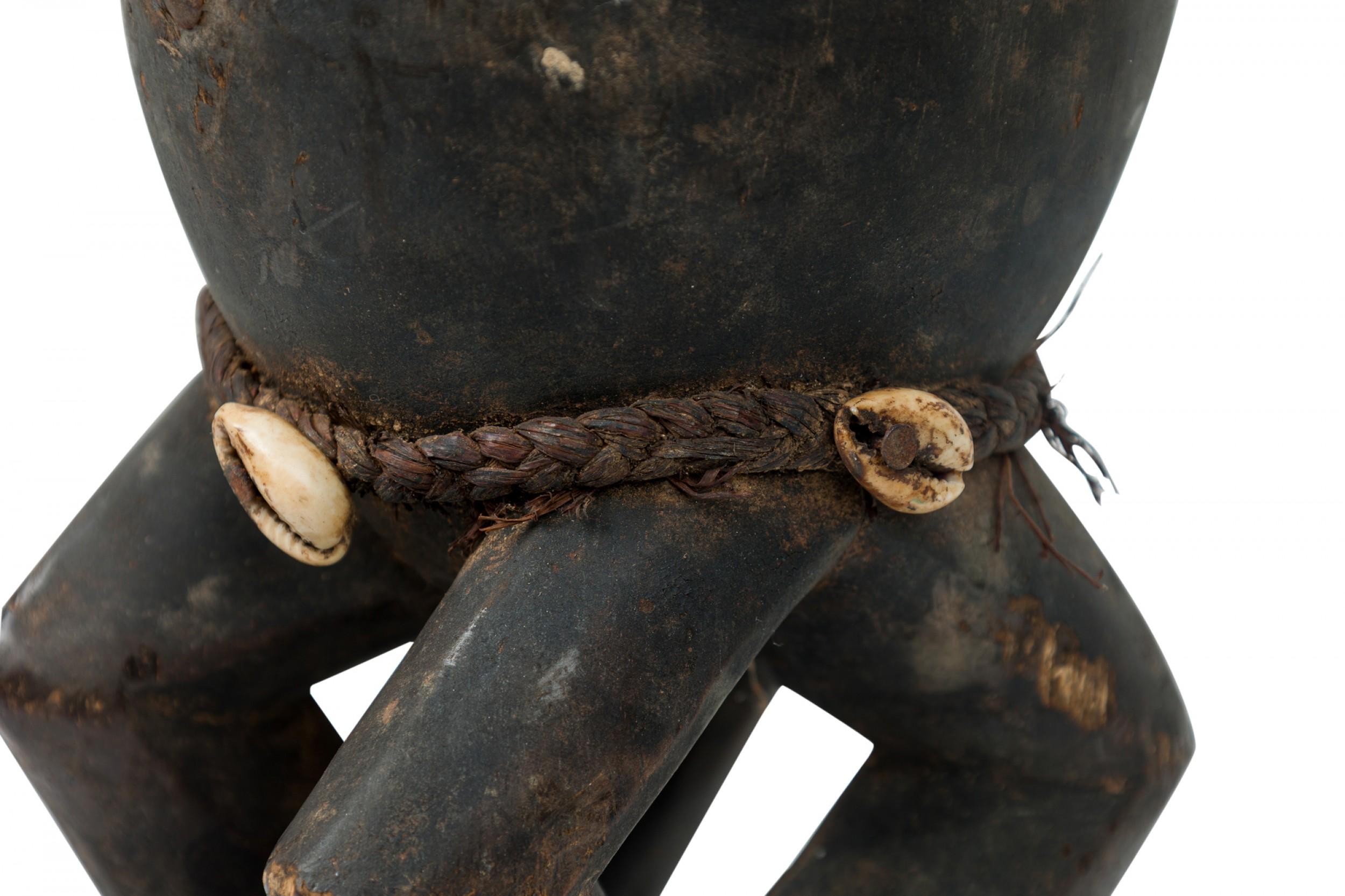 Afrikanisch D.R. Kongo 20. Jahrhundert geschnitzte Songye 2-köpfige Janus Figur im Angebot 2