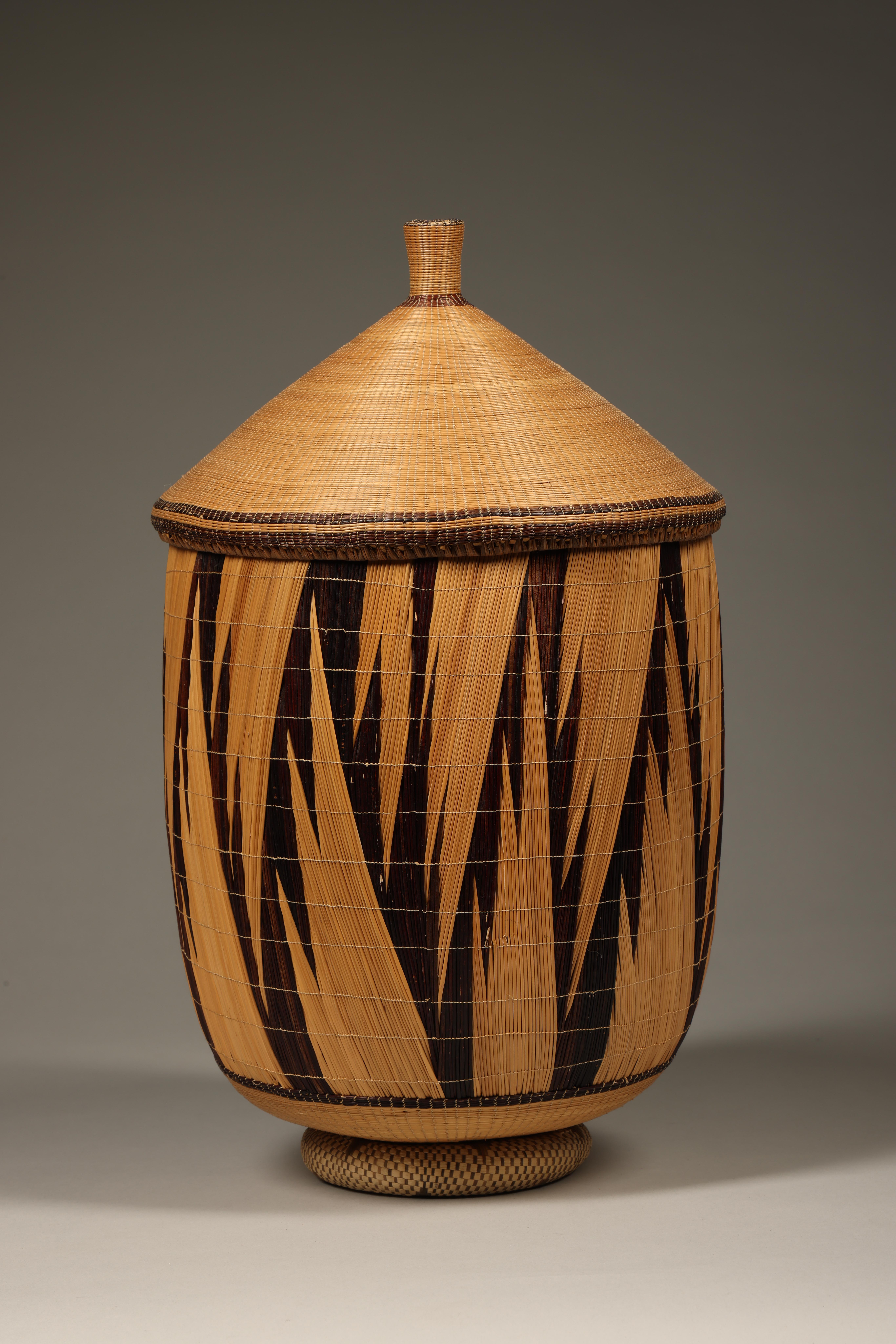 Afrikanischer früher Tutsi-Korbbehälter mit Deckel, geometrisches Design (Stammeskunst)