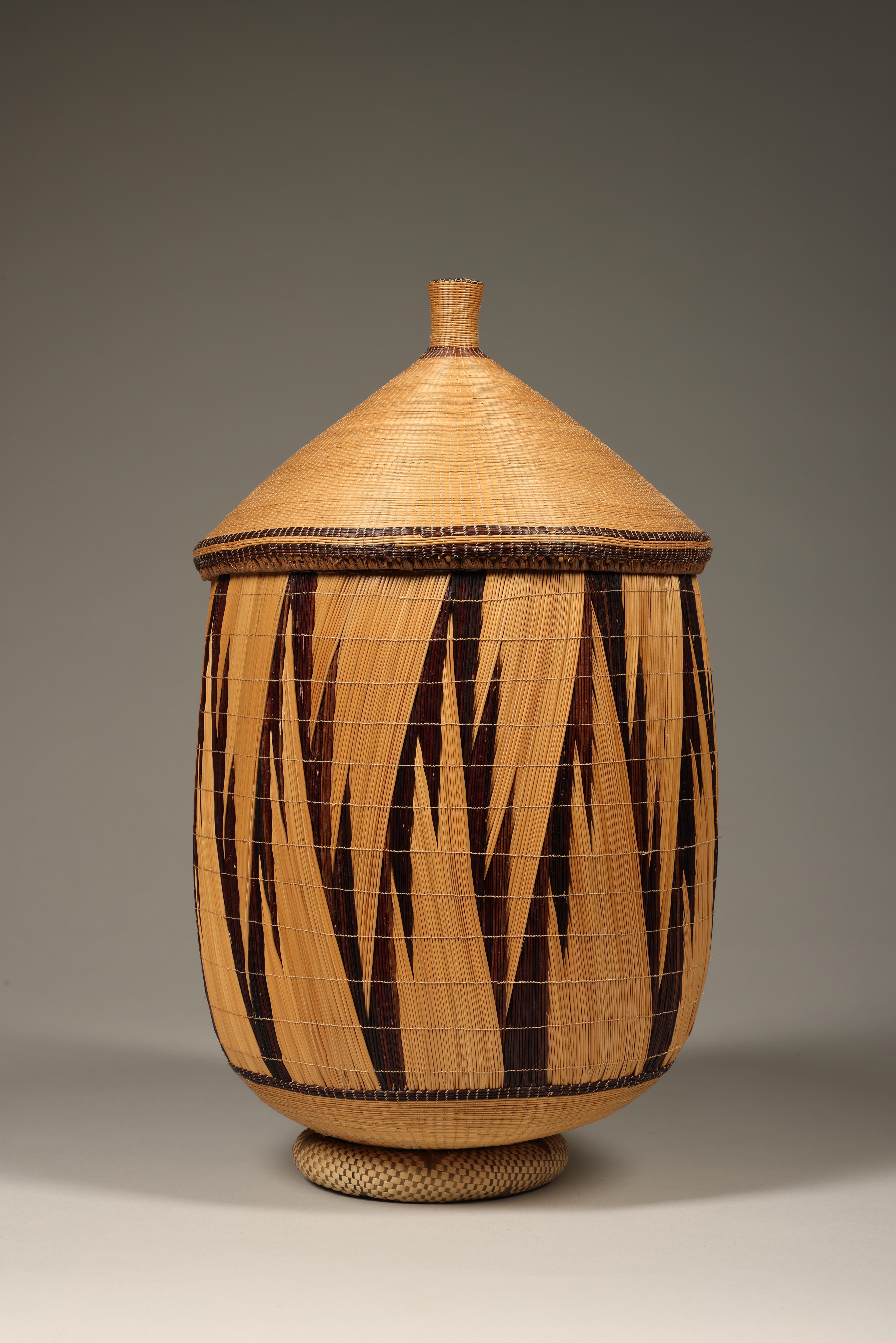 Afrikanischer früher Tutsi-Korbbehälter mit Deckel, geometrisches Design (Ruandisch)