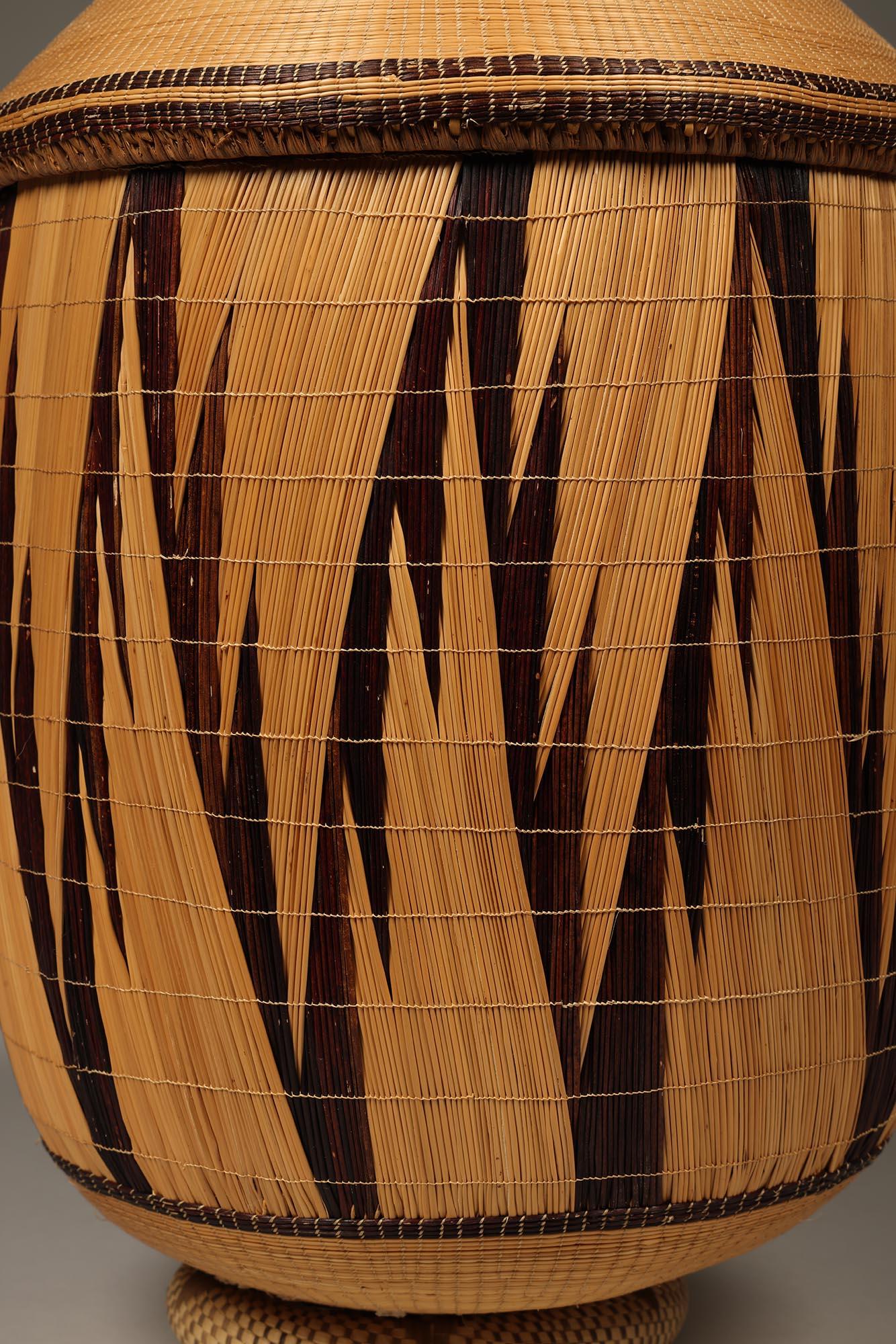 Afrikanischer früher Tutsi-Korbbehälter mit Deckel, geometrisches Design (Handgefertigt)