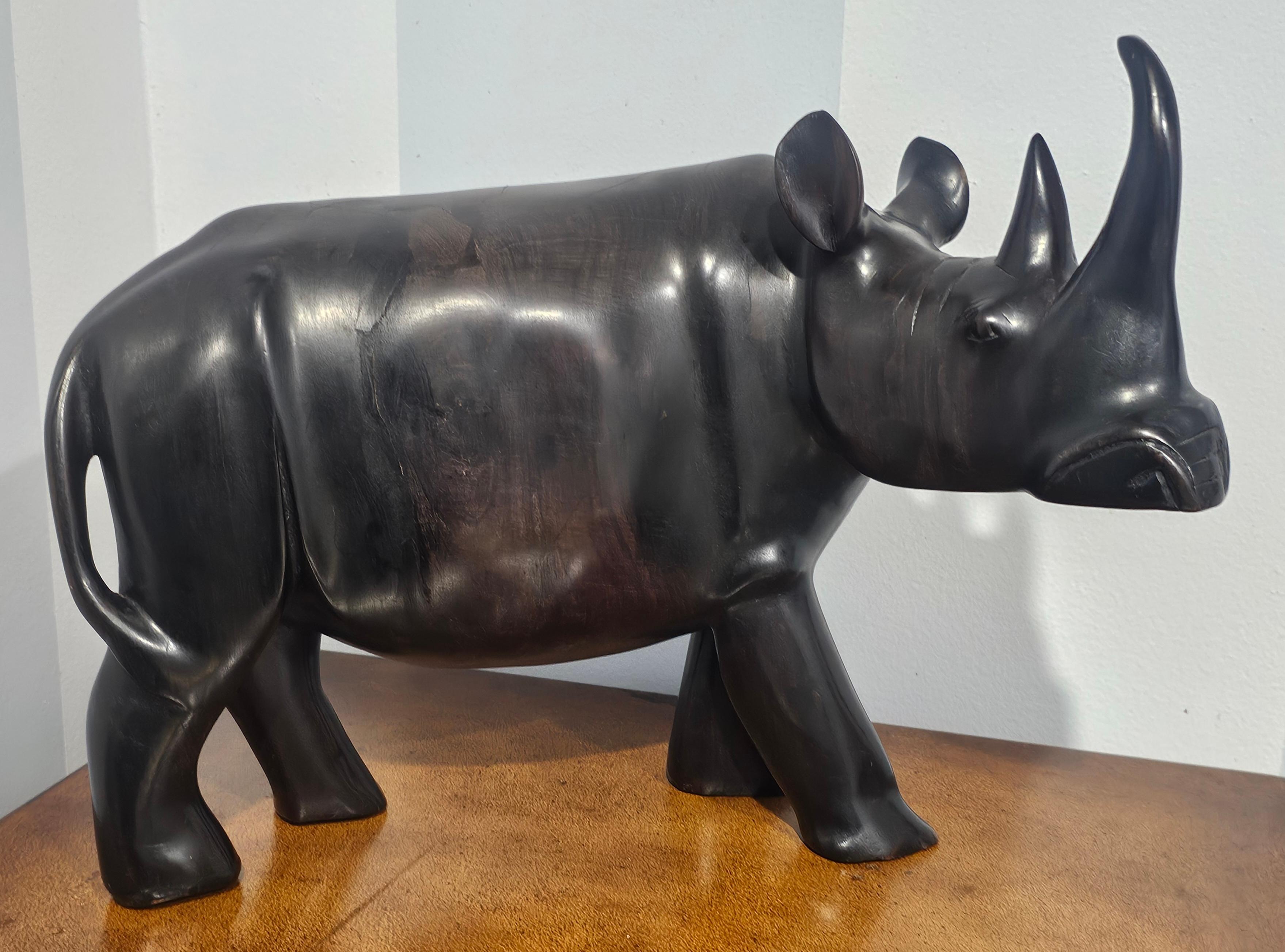 Figure de rhinocéros en bois africain ébonisé fabriquée à la main. Mesure 13,5