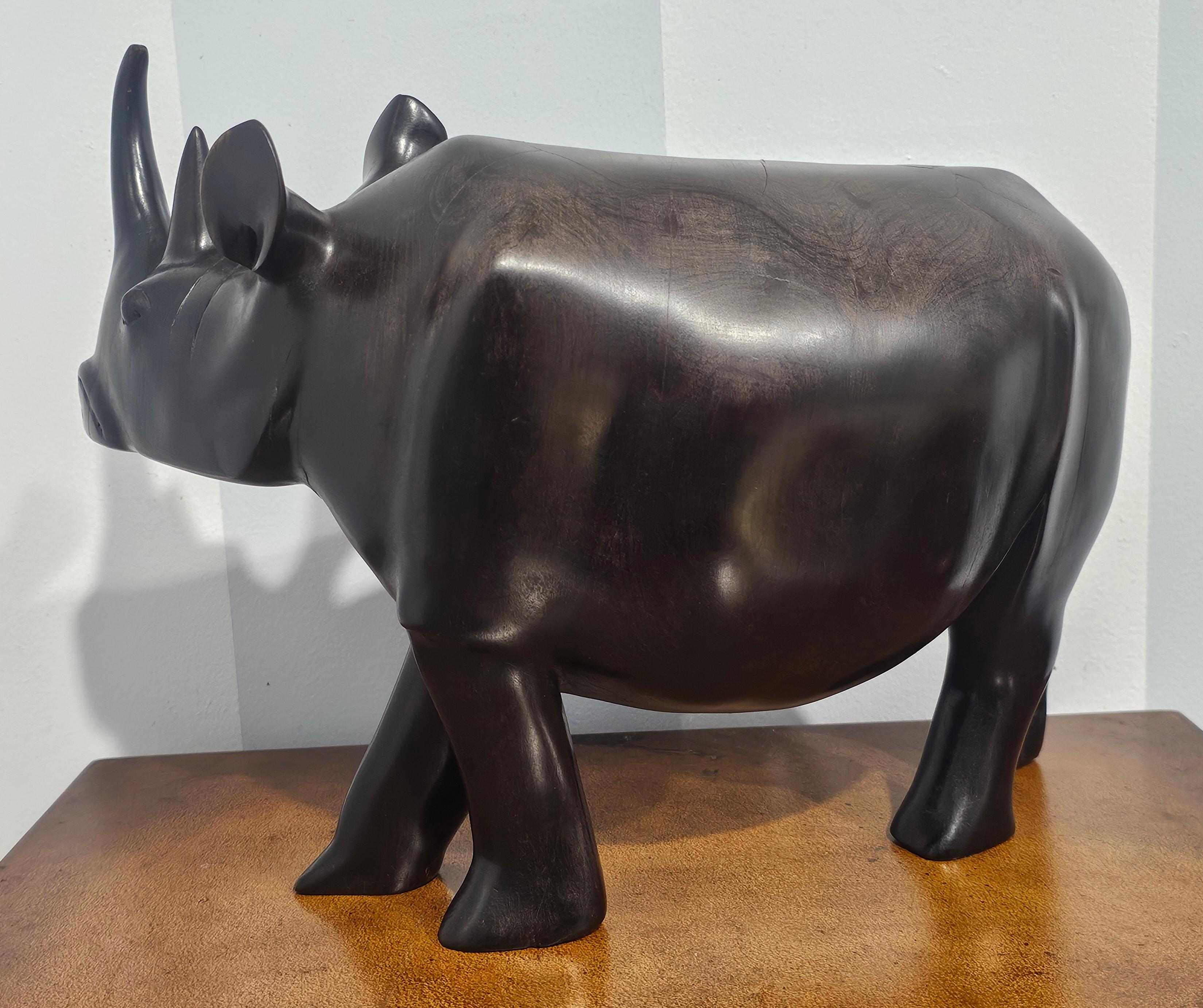 Sculpté à la main Figure de rhinocéros en bois ébonisé africain en vente