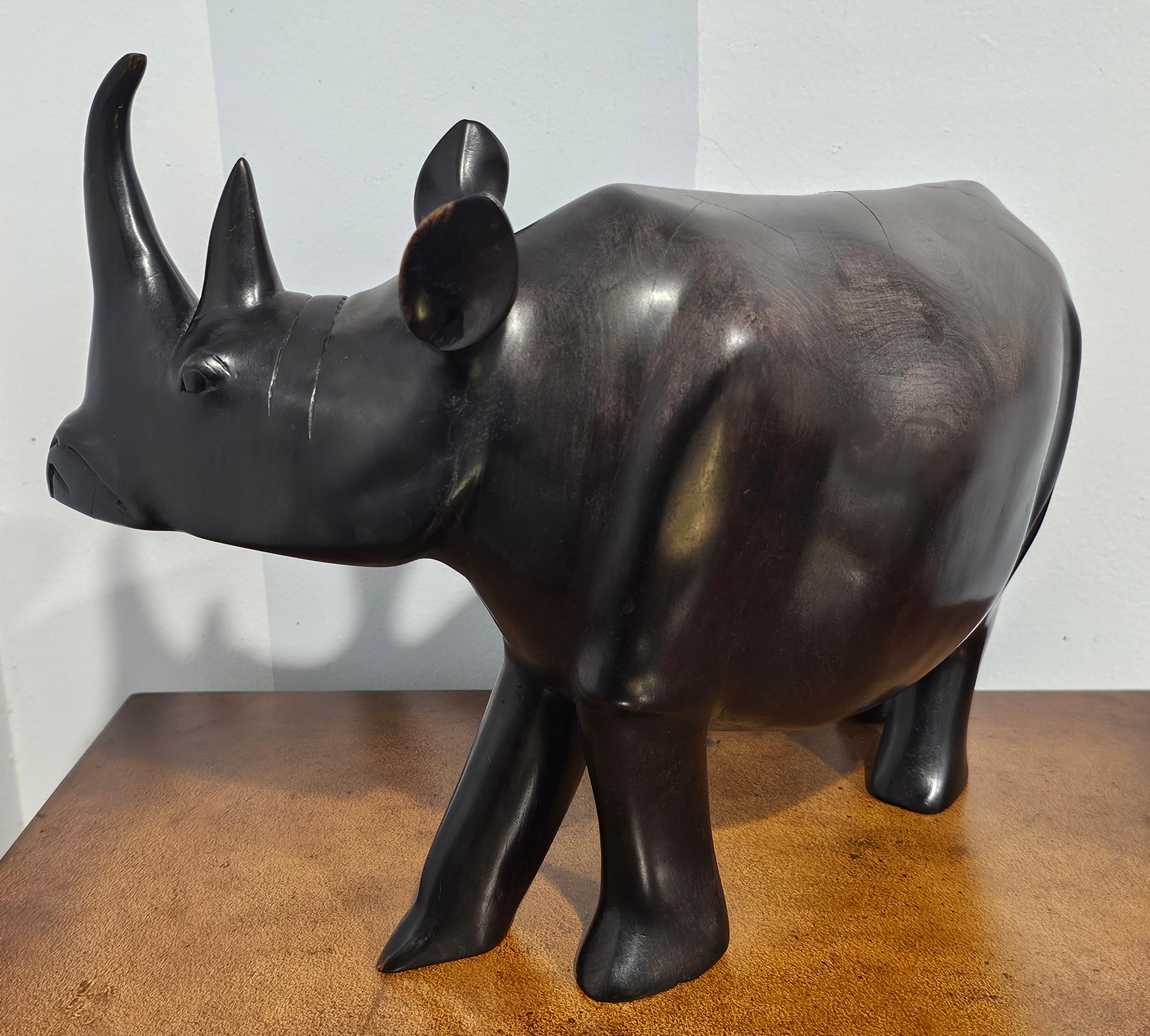 Figure de rhinocéros en bois ébonisé africain Bon état - En vente à Germantown, MD