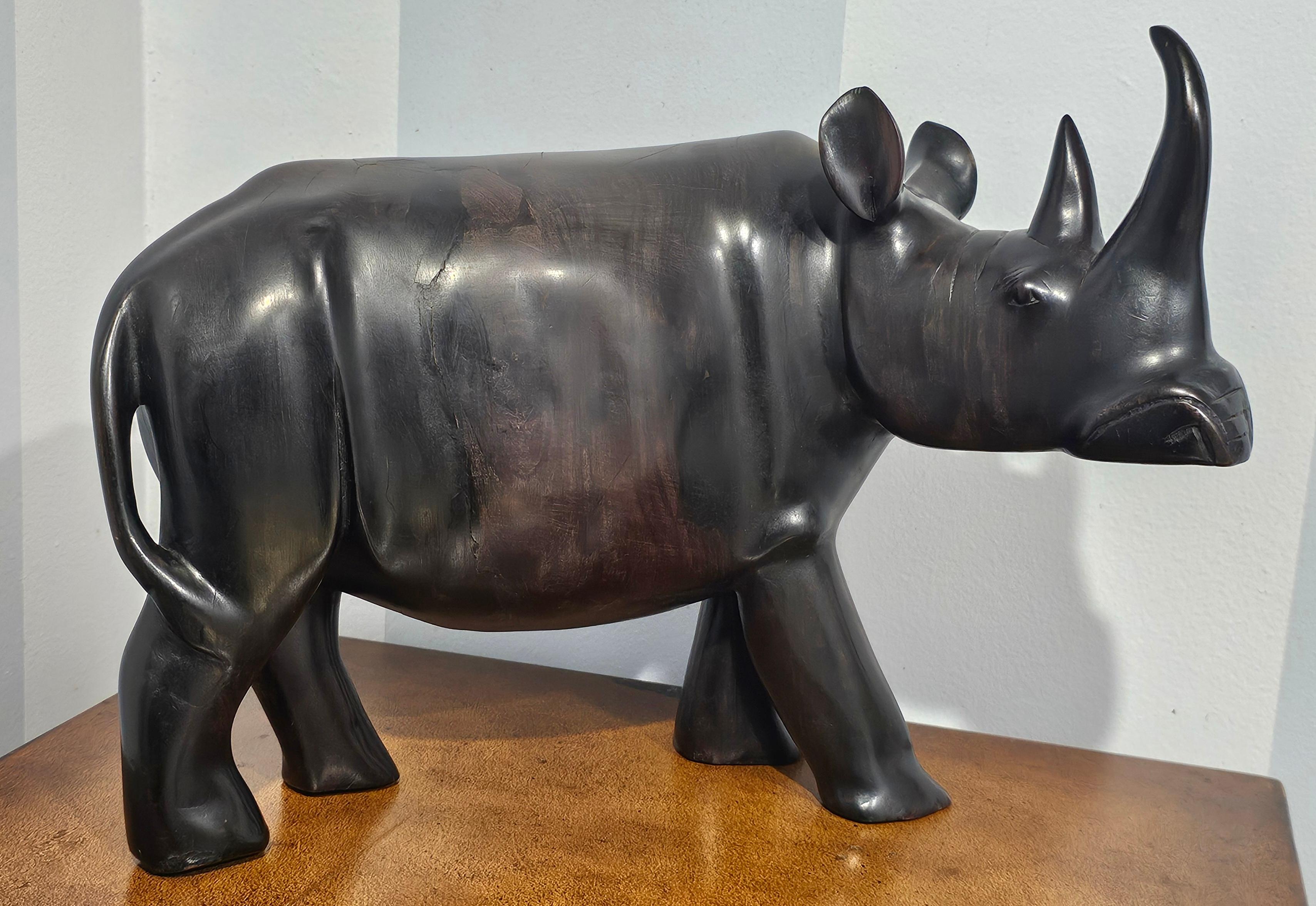 Bois de feuillus Figure de rhinocéros en bois ébonisé africain en vente