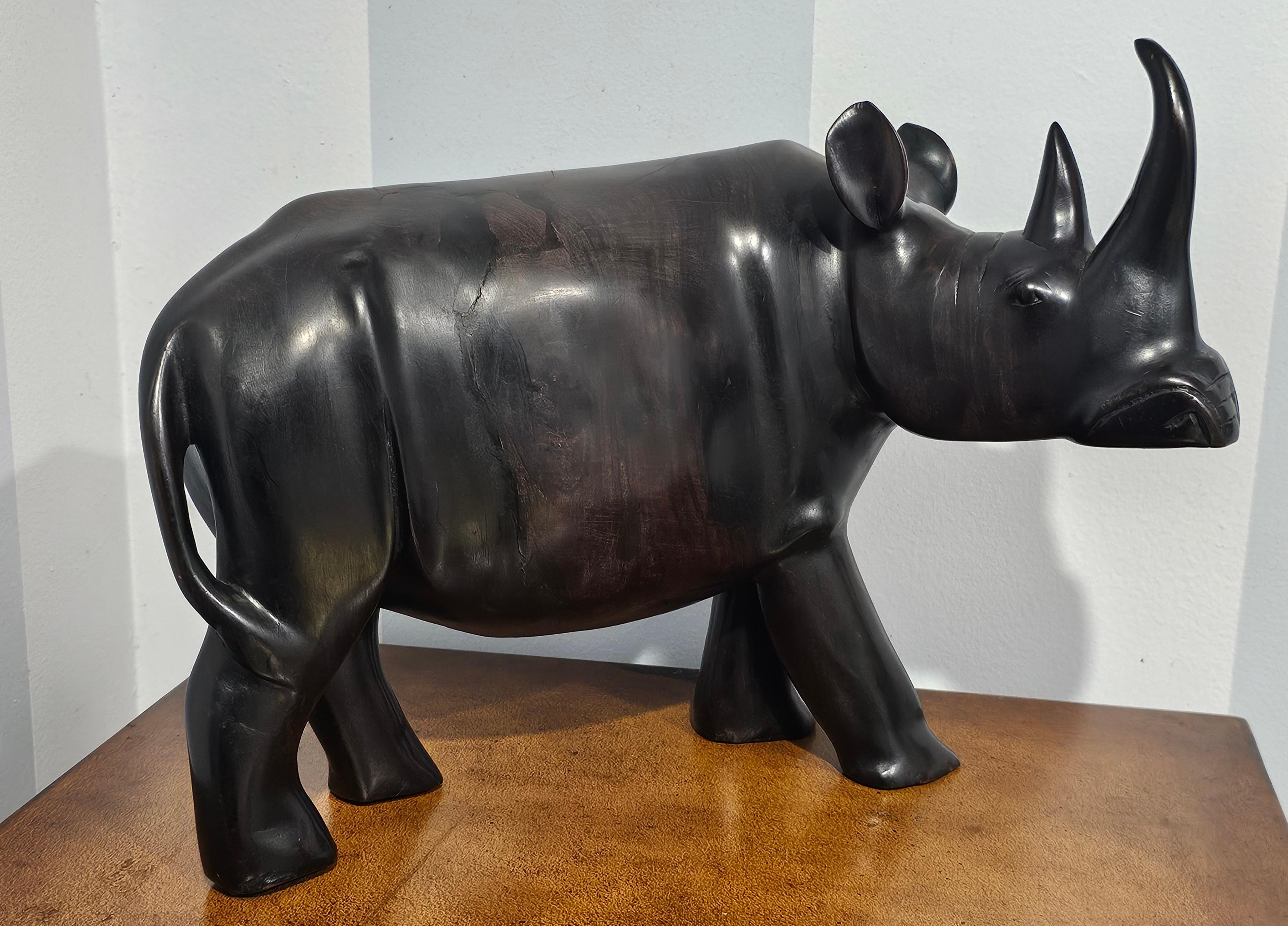Figure de rhinocéros en bois ébonisé africain en vente 1