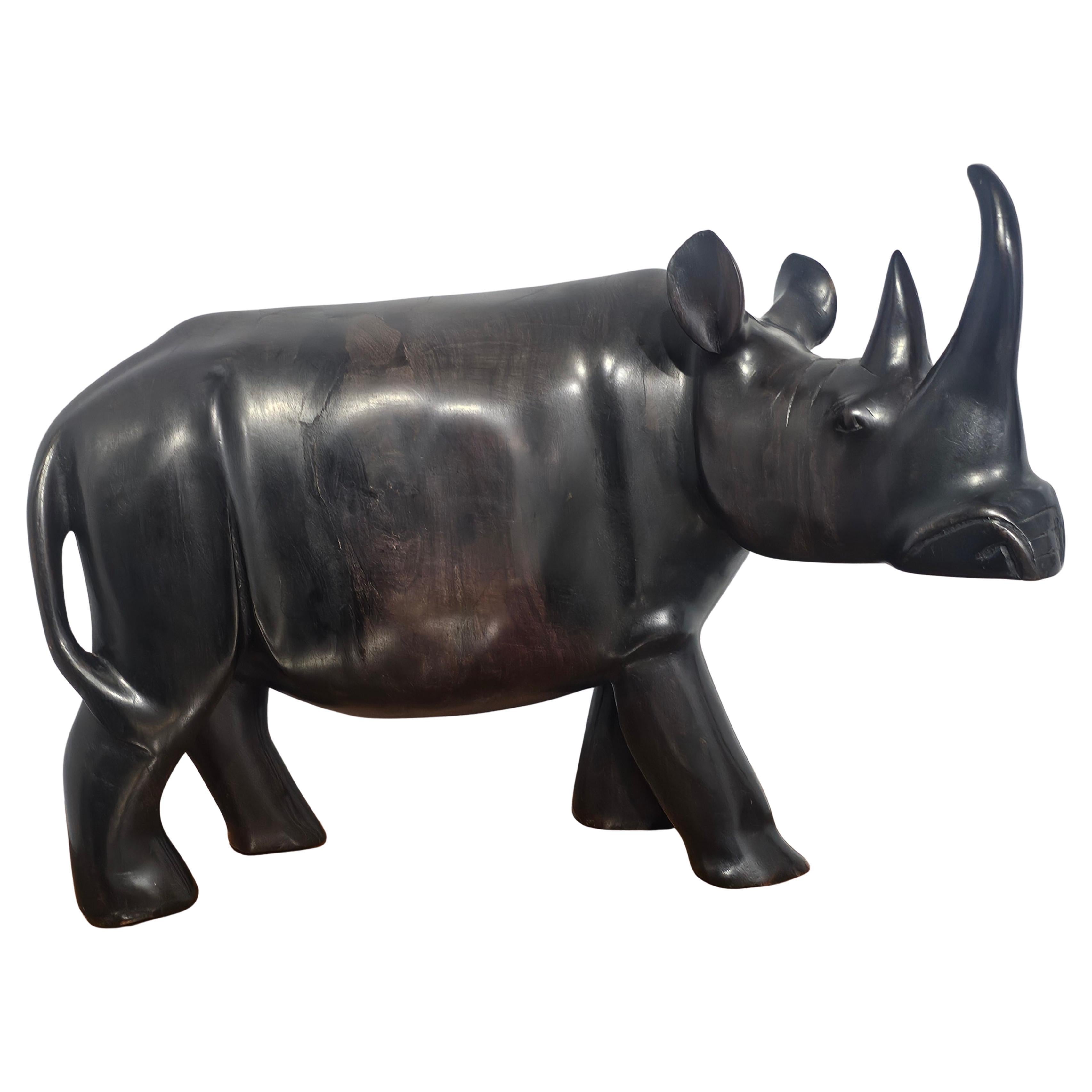 Figure de rhinocéros en bois ébonisé africain en vente