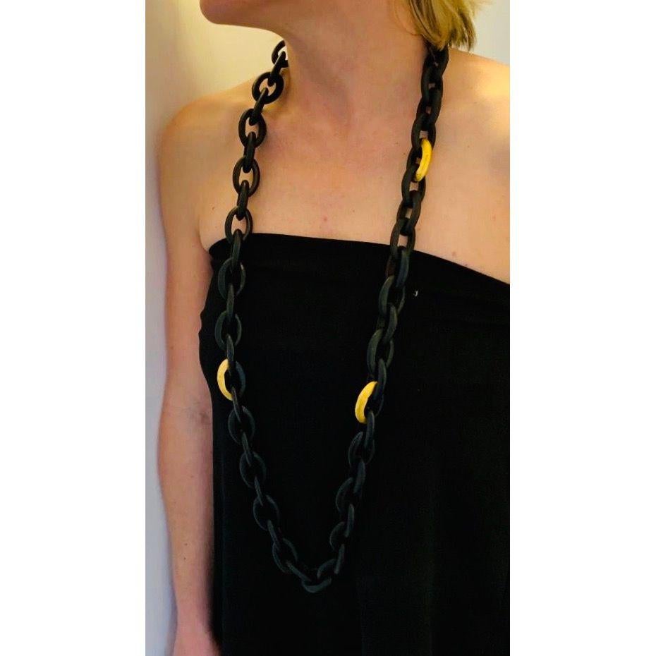 Necklace in ebony.
Long necklace in precious wood, it is formed of oval convict type links, some of which are decorated with gold leaf.
Length: approximately 120 cm, width: 2.5 cm, thickness of a link: approximately 6.9 mm.
Total weight of the