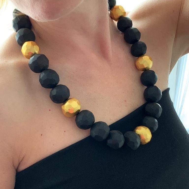 Necklace in ebony.
This important necklace is made of faceted ebony pearls, some of which are gilded with gold leaf. The clasp is a snap hook.
Length: 60 cm, pearl diameter: about 2.5 cm.
Total weight of the jewel: approximately 213.5 g.
New