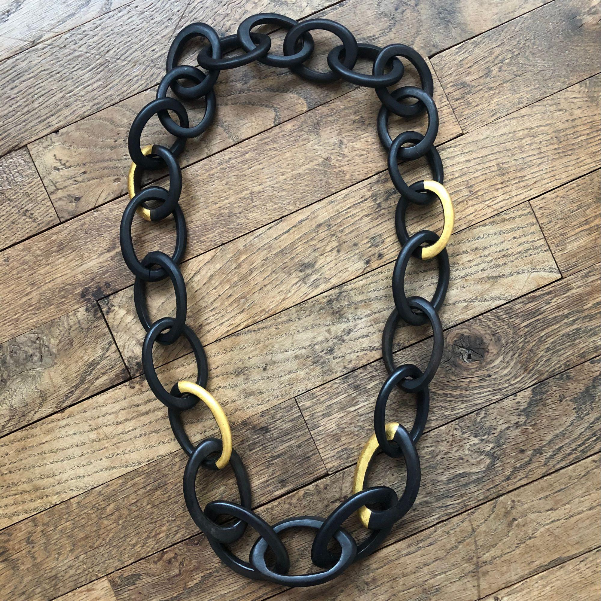 African Ebony Gold Leaf Oval Mesh Long Necklace In New Condition In Poitiers, FR