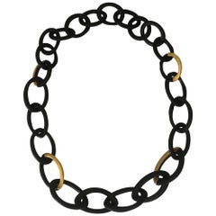 Collier long en maille ovale en ébène africain et feuilles d'or