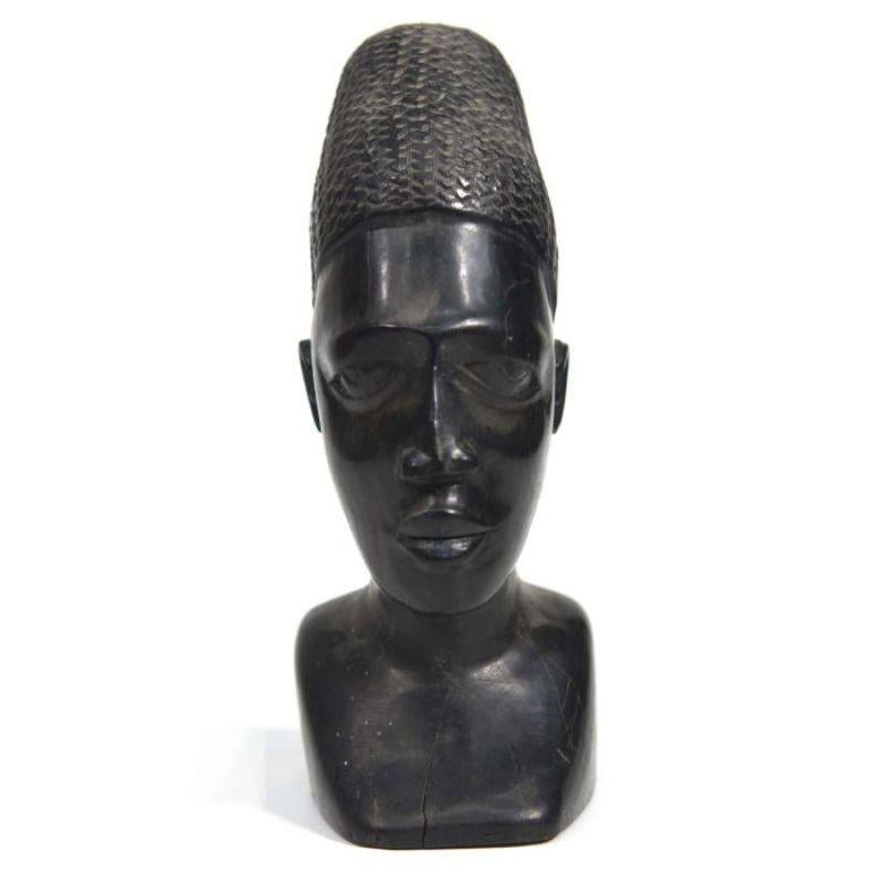 Tête 1930 en ébène africain d'une hauteur de 20 cm pour une largeur de 10 cm et une profondeur de 18 cm.

Informations complémentaires :
MATERIAL : Bois exotique.