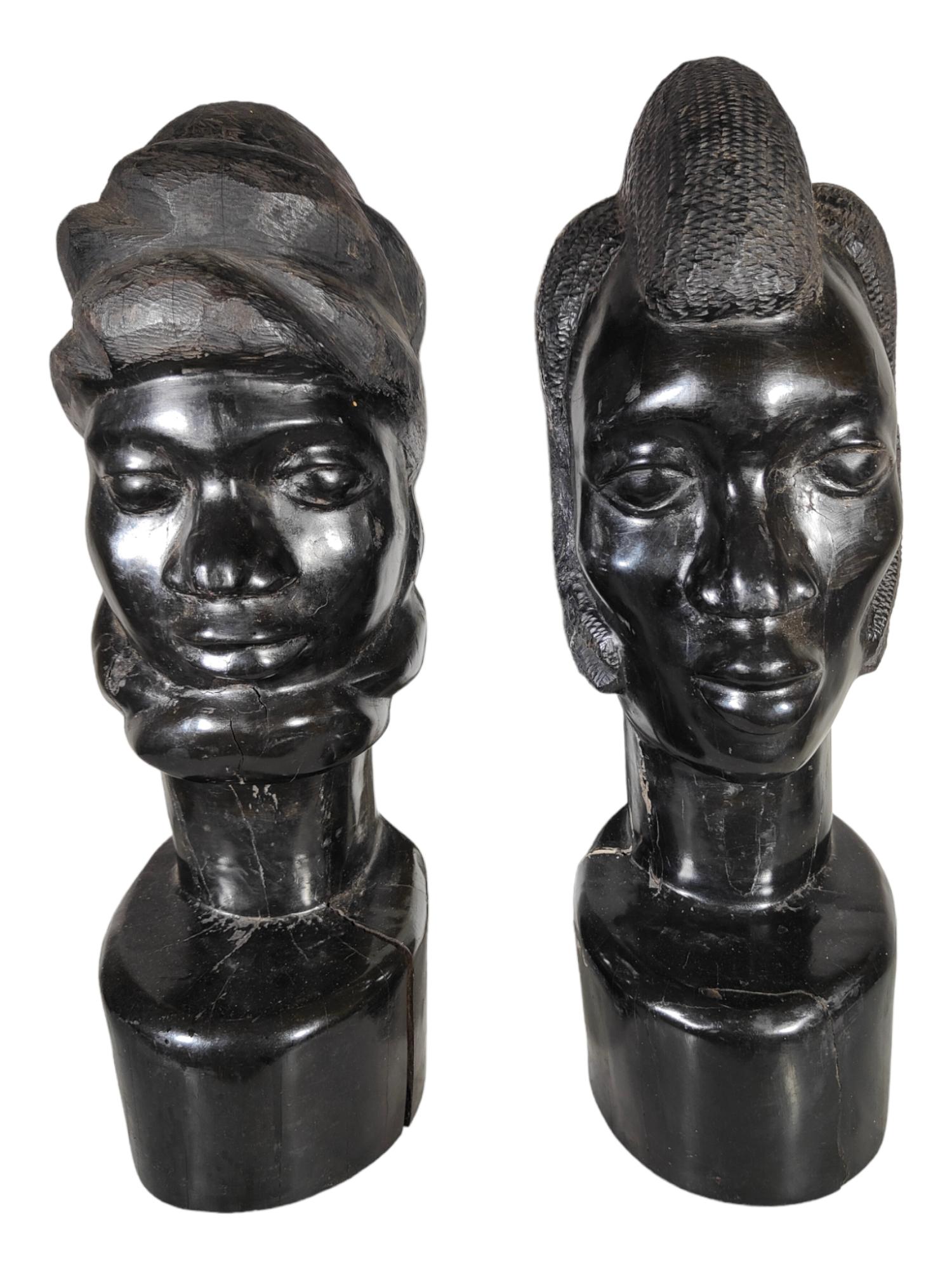 Afrikanische Skulpturen aus Ebenholz Paar afrikanische Skulpturen aus Ebenholz, sehr dekorativ: 53 cm hoch.1970er Jahre