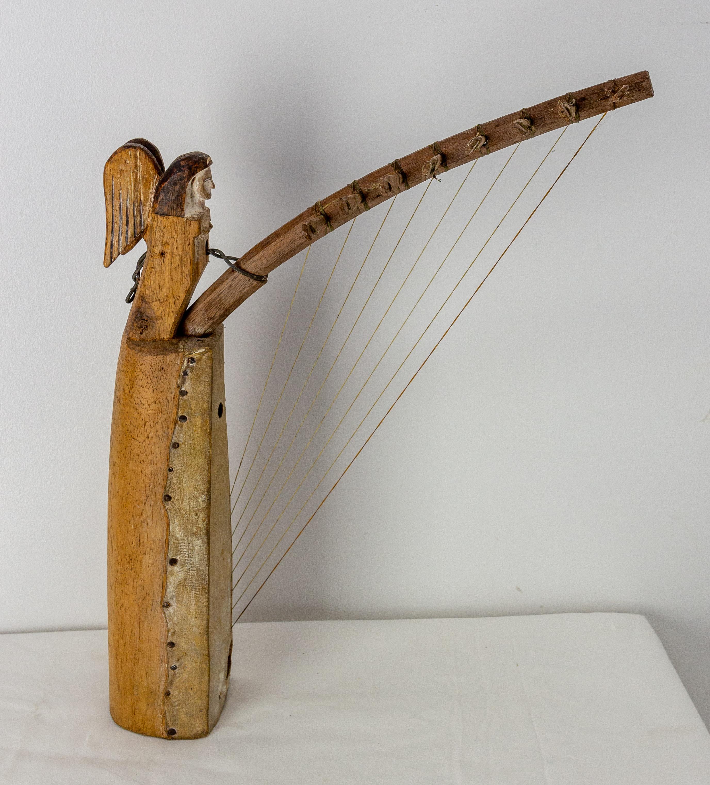 The Ngombi or sacred harp or eight-string harp is the oldest sacred object of the Okani people.
Ngombi is the representation of Dissumba, the mother of the human race.
Two of Dissumba’s children, Bozengue and Matsuba, had wanted to replace their