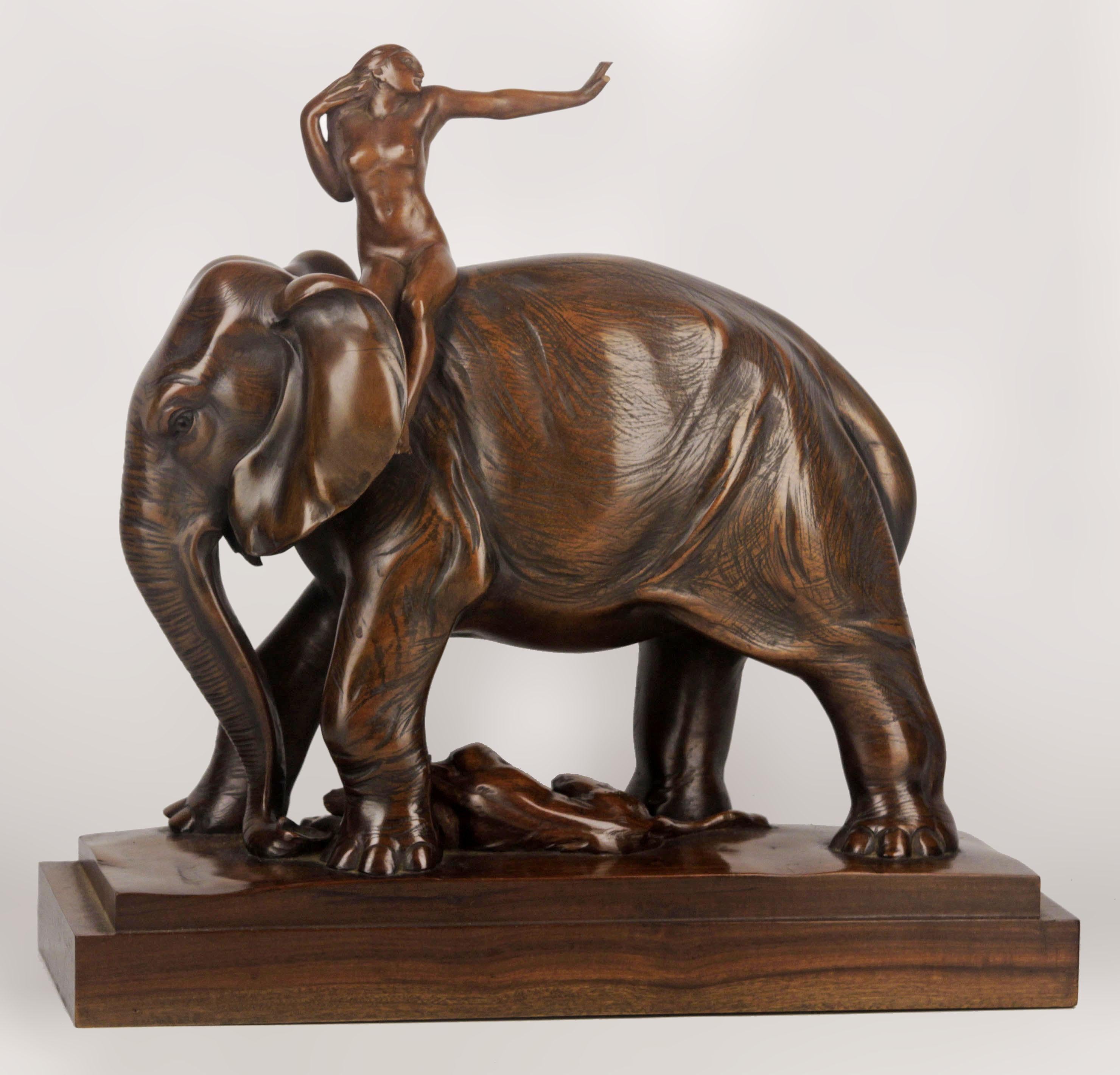 Sculpture en bois verni du début du 20e siècle, signée J. Zanetti, représentant un éléphant africain, un tigre et une cavalière.

Par : J. Zanetti
MATERIAL : bois
Technique : sculpté, sculpté à la main, artisanal, verni, poli
Dimensions : 12,5 in x