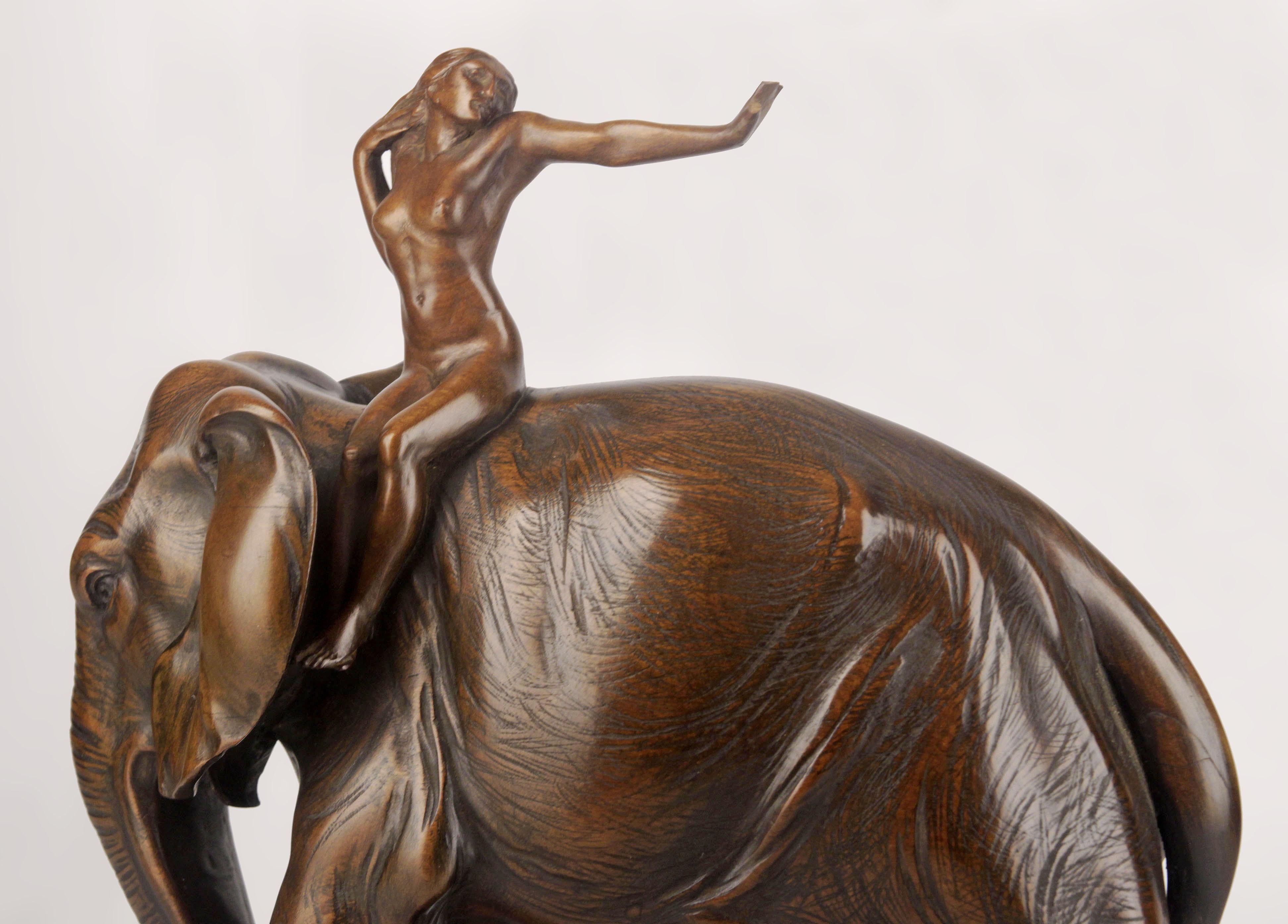 Sculpté Sculpture en bois verni de J. Zanetti : éléphant d'Afrique, tigre et femme cavalière en vente