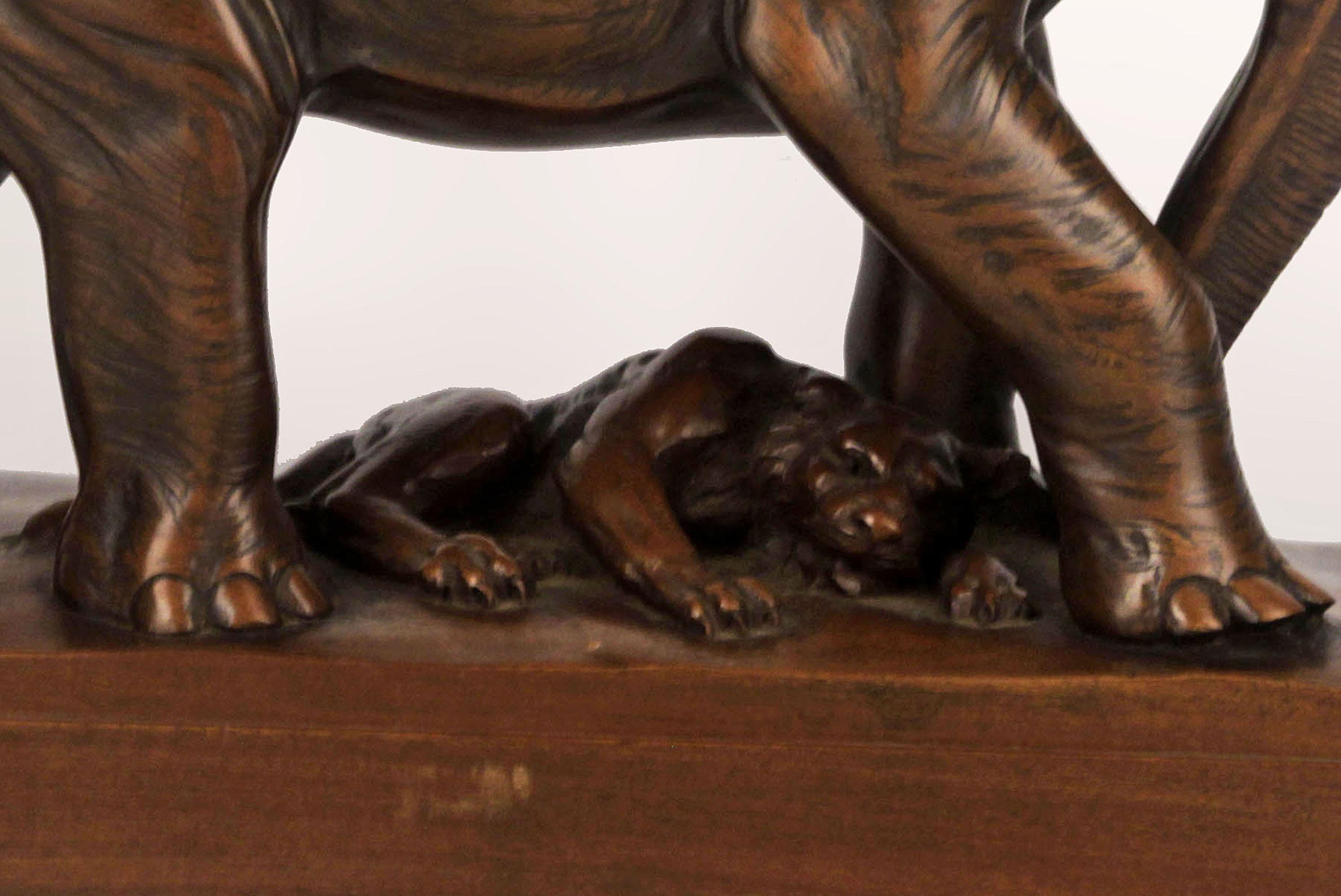 Escultura de madera barnizada Elefante africano, tigre y mujer jinete de J. Zanetti mediados del siglo XX en venta