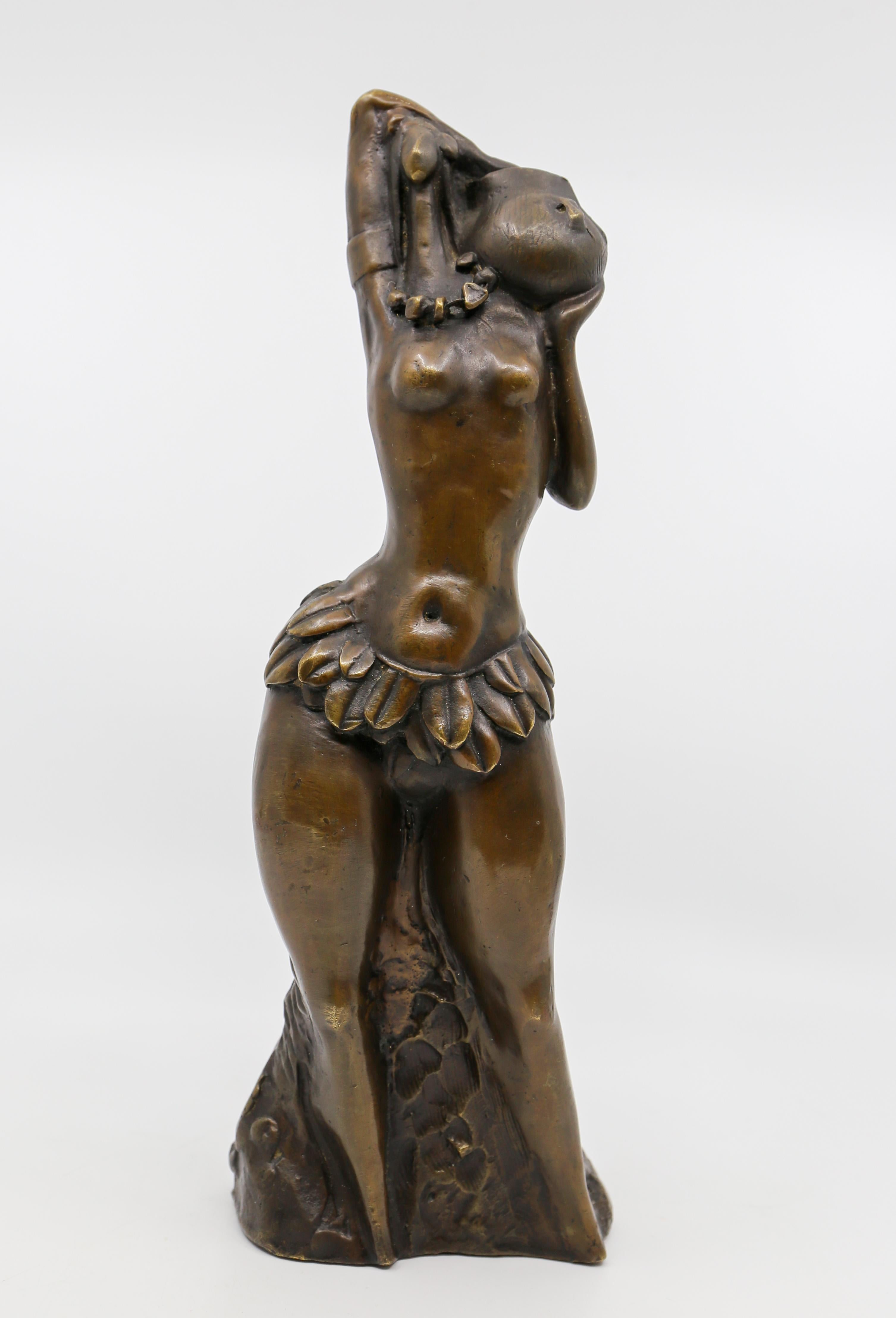 Äthiopische Hamar-Stammesfrau-Skulptur in Bronze eines stehenden weiblichen Aktes in klassischer figurativer Tradition. 

Höhe 28 cm.