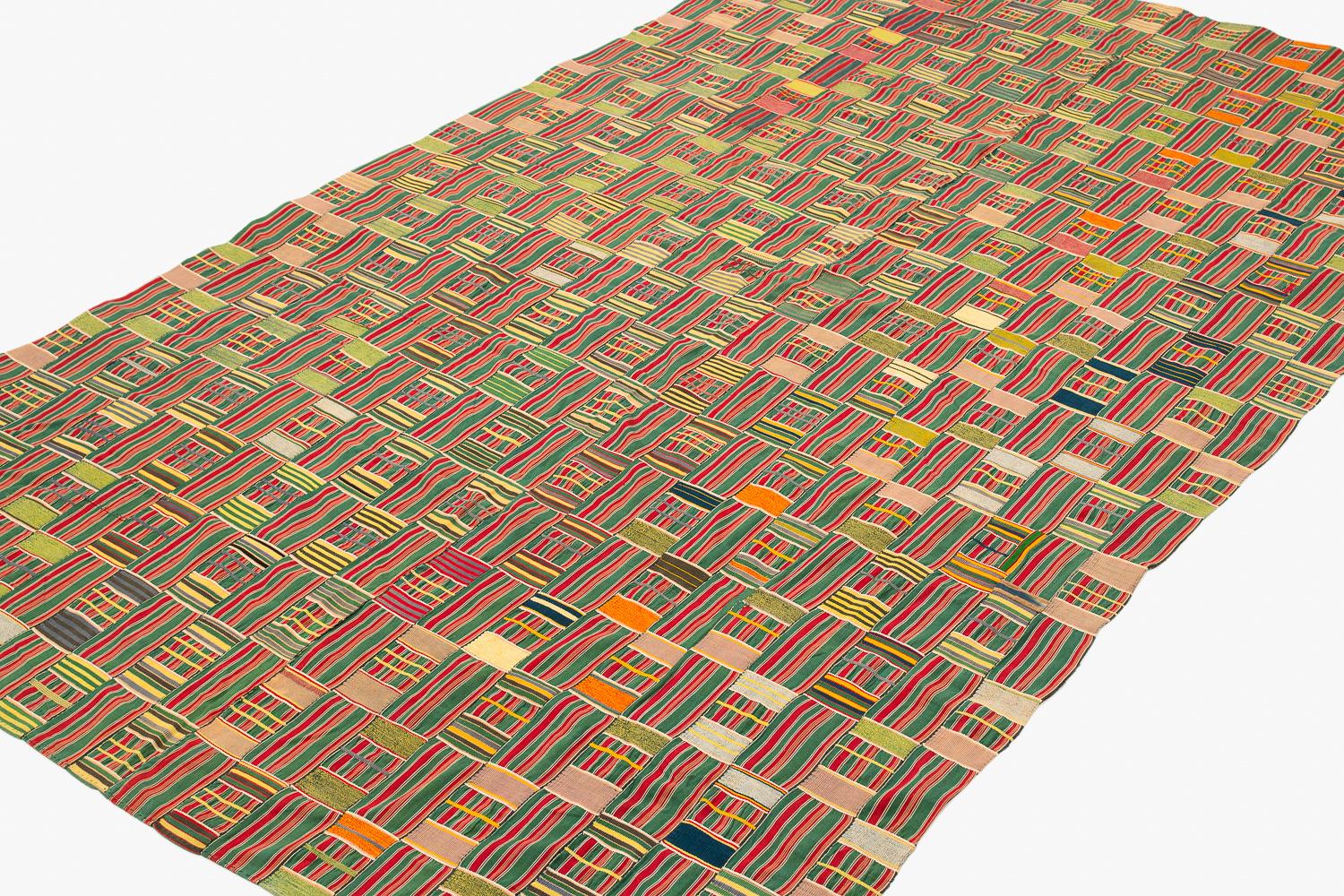Cette prestigieuse étoffe de Kent a été tissée à la main sur de petits métiers à tisser manuels. Tous les tissus ont été cousus à la main pour former un merveilleux textile. Ils étaient à l'origine destinés aux personnes de haut rang ou de lignée