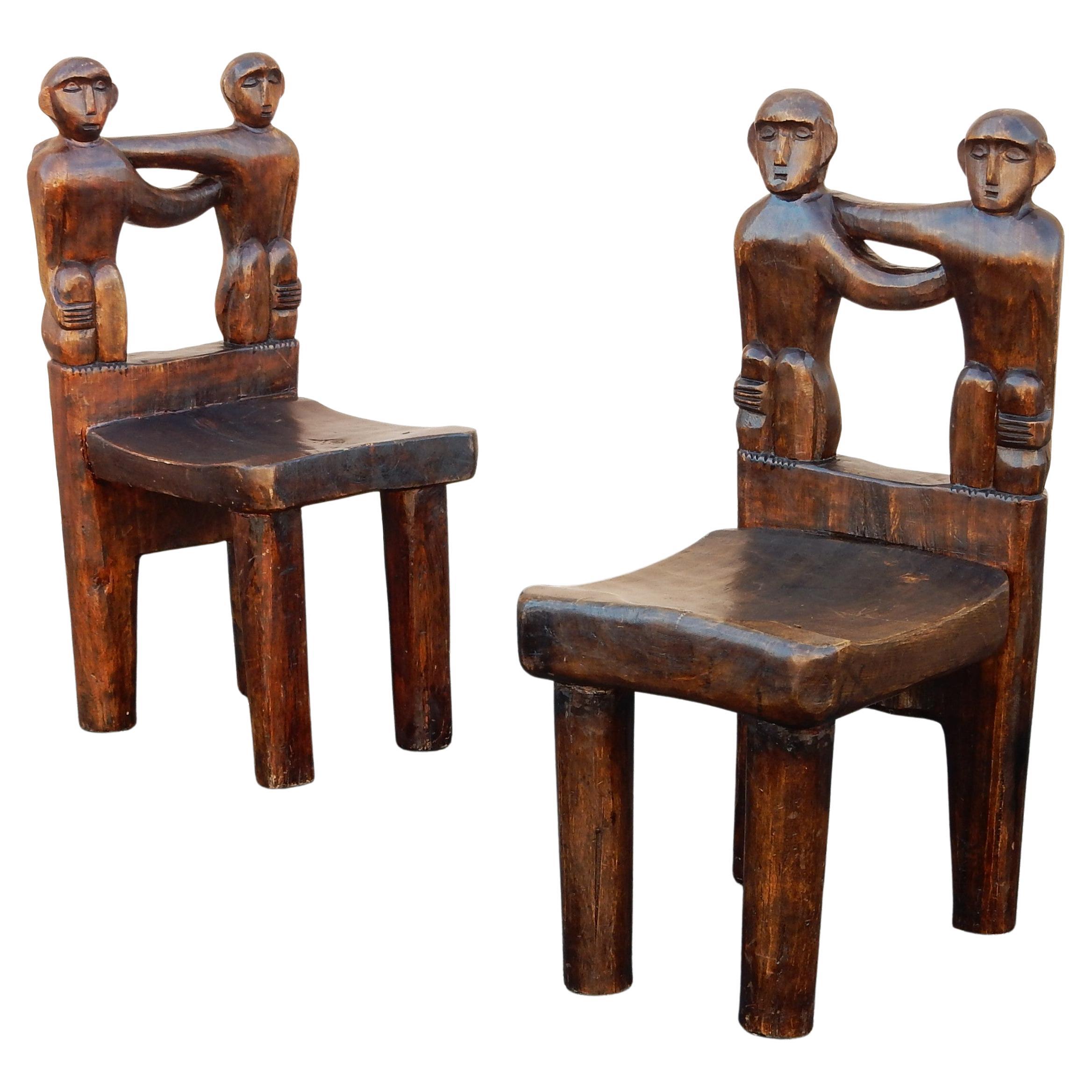 Coppia di piccoli e graziosi sgabelli intagliati a mano provenienti dall'Africa, circa all'inizio del 1900.
Splendidamente scolpito a mano in legno duro con una tinta scura.
Non ci sono indicazioni o cartelli su di essi. Forse si tratta di pezzi da