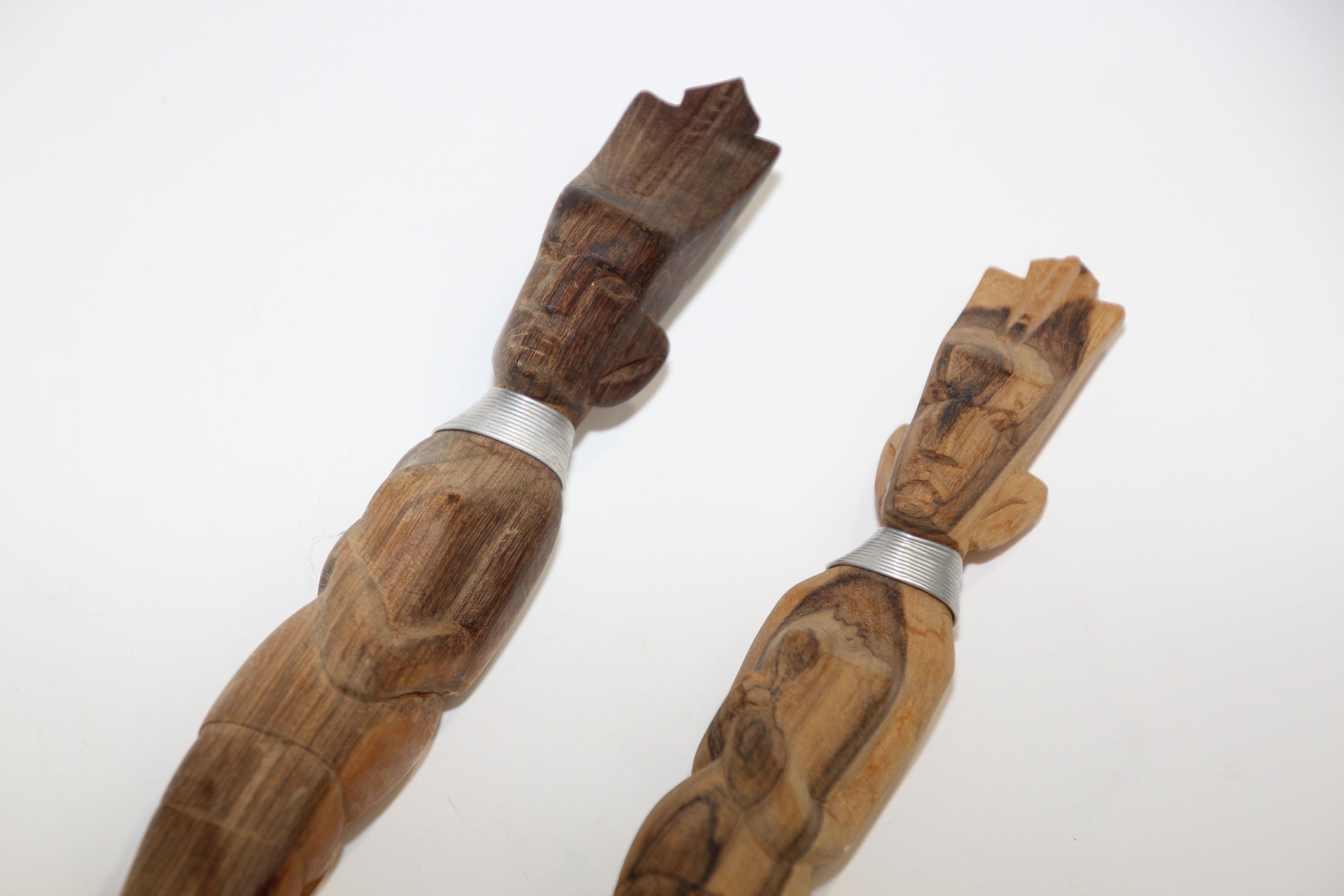 African Folk Art Hand Carved Skulptur Gabel und Löffel (Handgeschnitzt) im Angebot