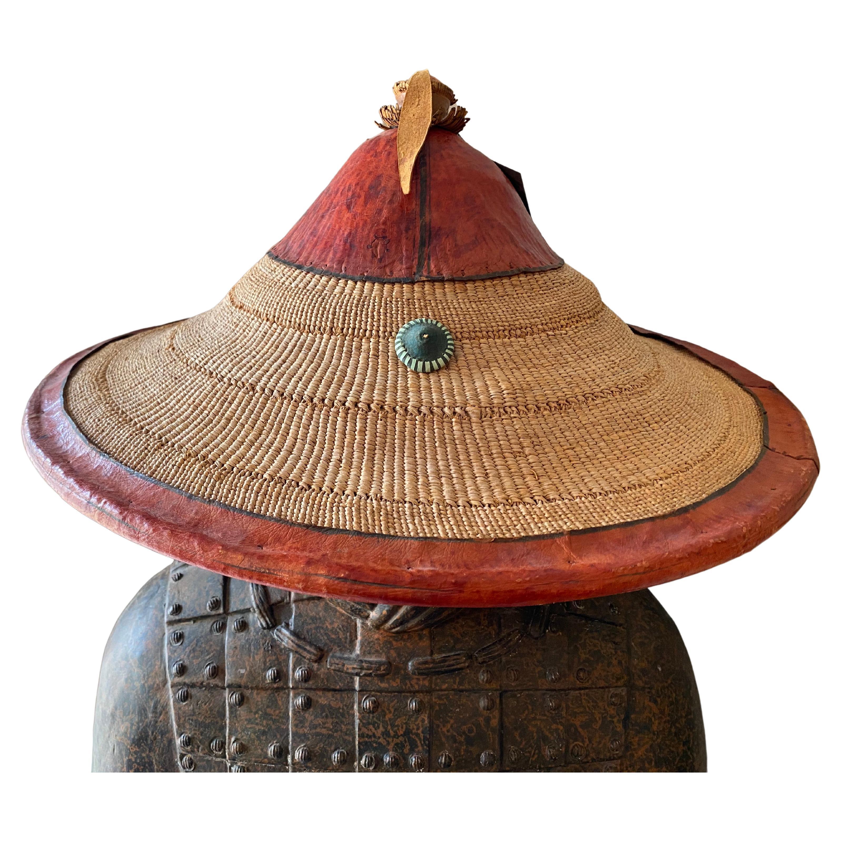 Chapeau conique africain Fulani en cuir et tissu tissé En vente sur 1stDibs