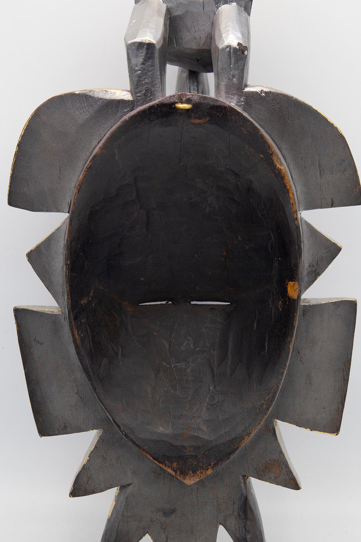 Afrikanische futuristische schwarze Stammesmaske von Bomber Bax (Holz) im Angebot