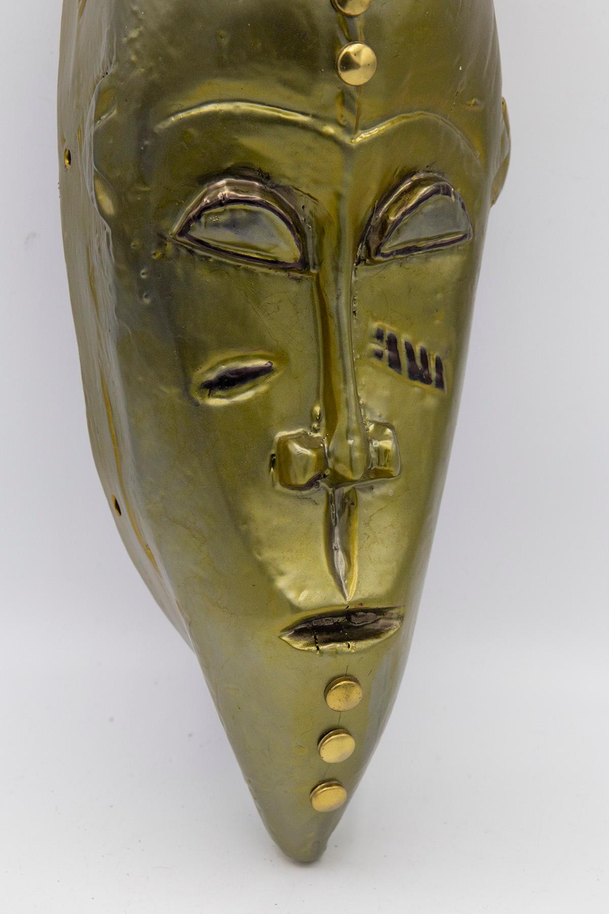 Masque africain unique créé par l'artiste Bomber Bax.
Le masque date du début des années 1900 et a ensuite été traité et peint fin 2022 par l'artiste.
L'artiste a utilisé des peintures métalliques spéciales pour évoquer un effet lunaire et attirer