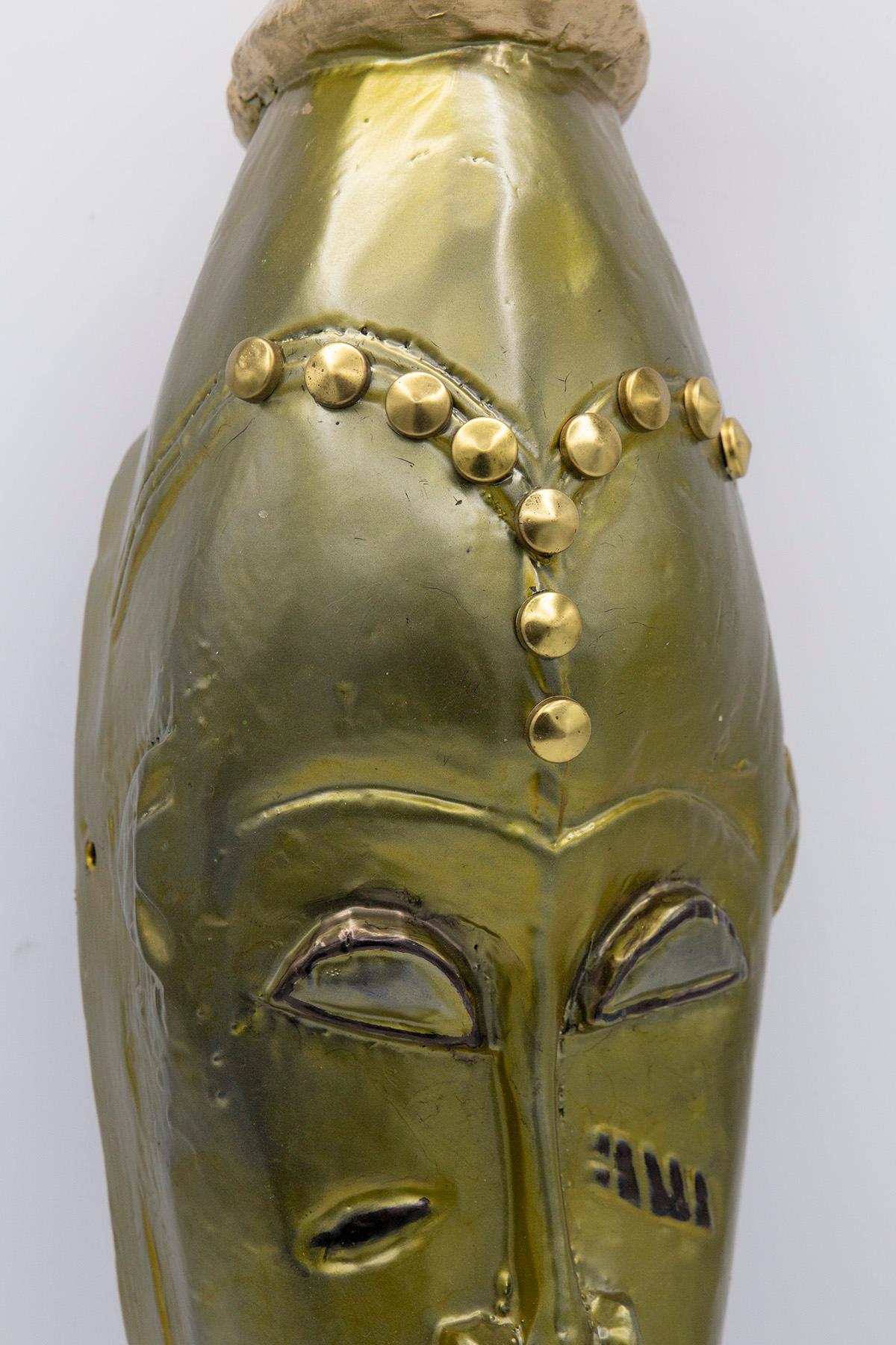 Afrikanische futuristische Goldmaske des Bomber Bax (Stammeskunst) im Angebot