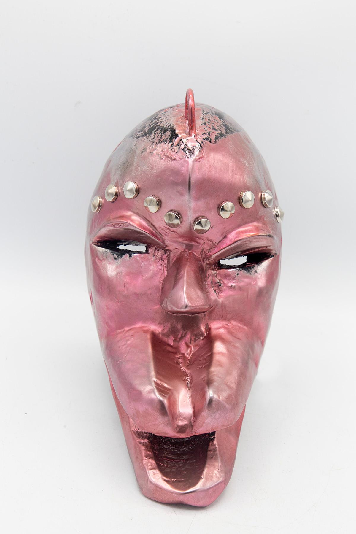 Einzigartige afrikanische Maske, geschaffen von dem Künstler Bomber Bax.
Die Maske stammt aus den frühen 1900er Jahren und wurde Ende 2022 vom Künstler überarbeitet und bemalt.
Der Künstler verwendete spezielle Metallic-Farben, um einen Mundeffekt