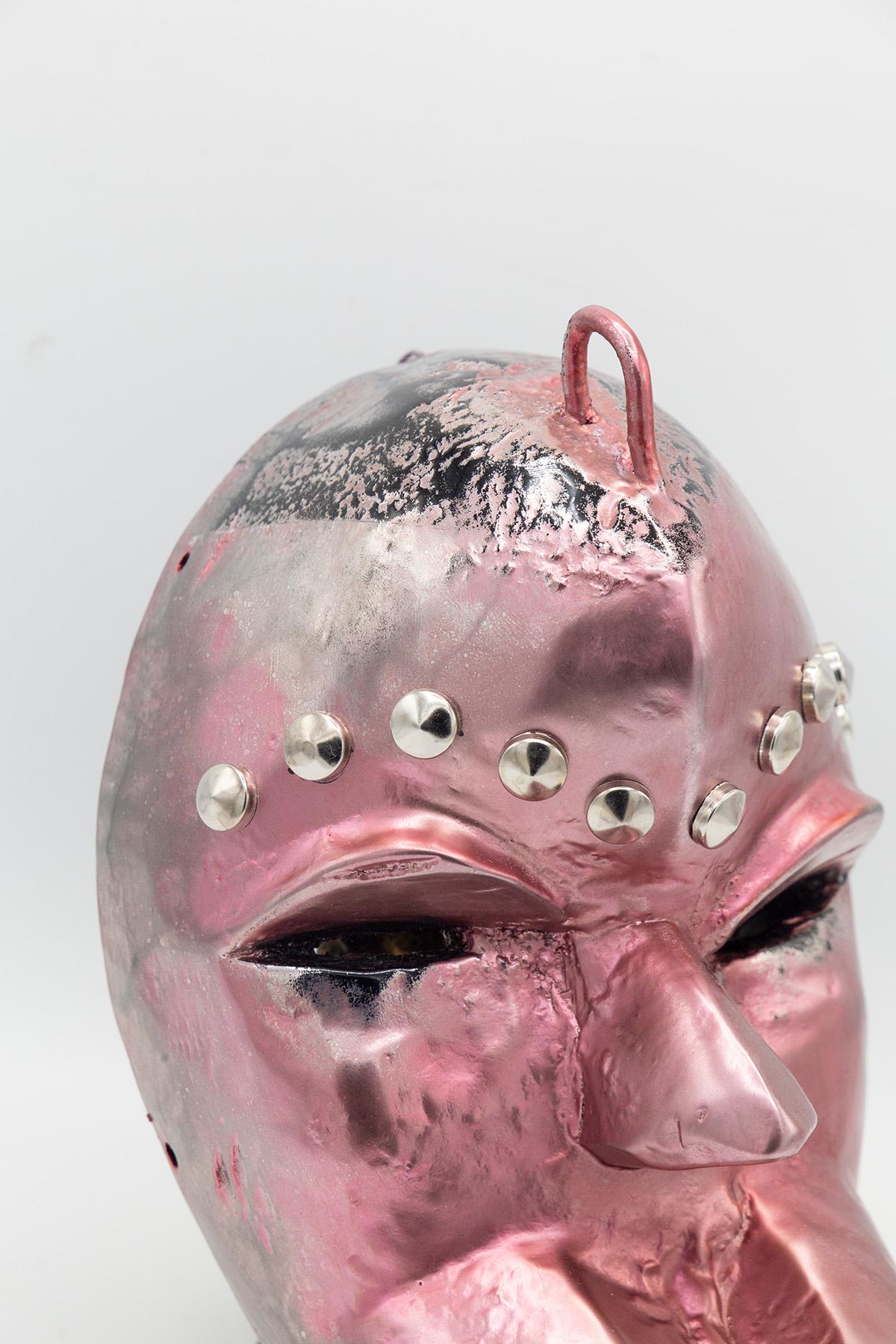 Afrikanische futuristische rosa Maske von Bomber Bax (Futuristisch) im Angebot