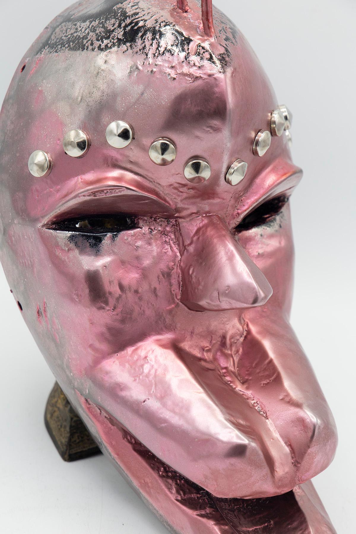 Afrikanische futuristische rosa Maske von Bomber Bax (Kongolesisch) im Angebot