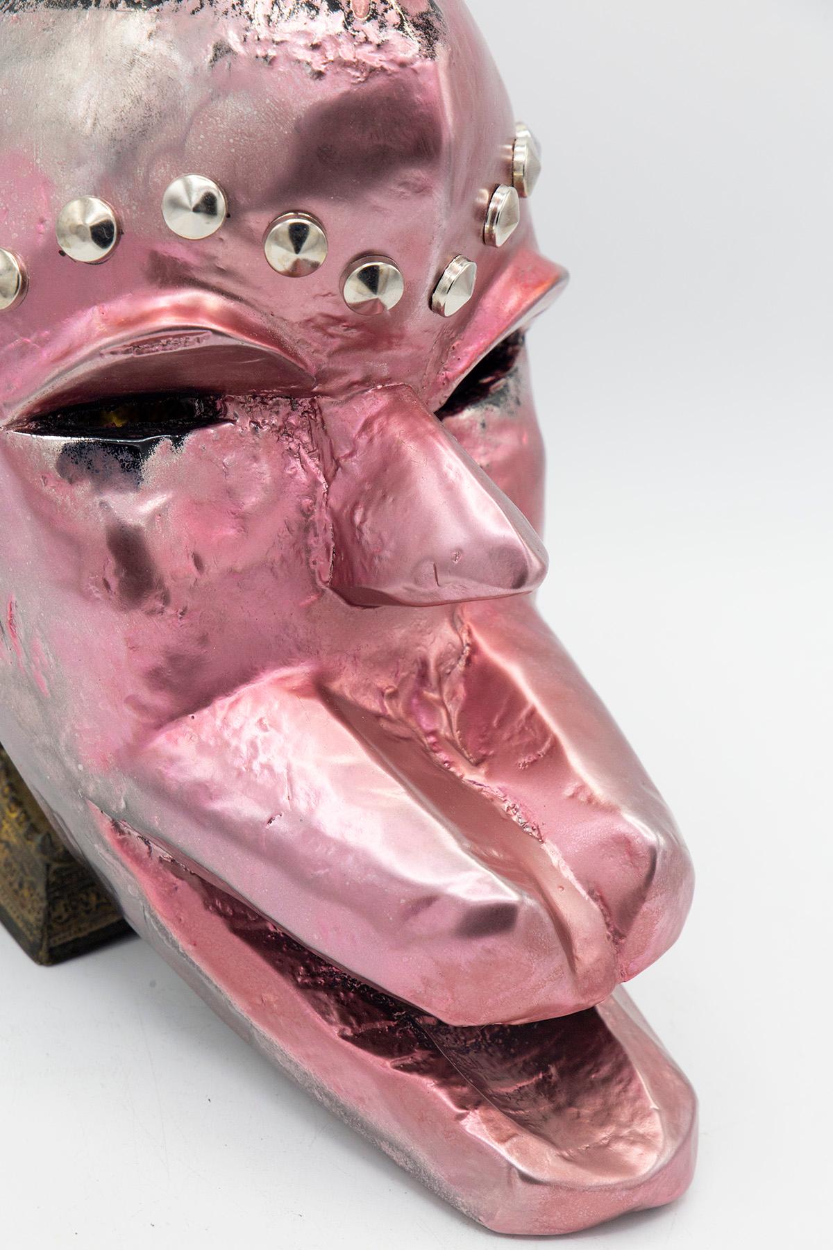Afrikanische futuristische rosa Maske von Bomber Bax im Zustand „Gut“ im Angebot in Milano, IT
