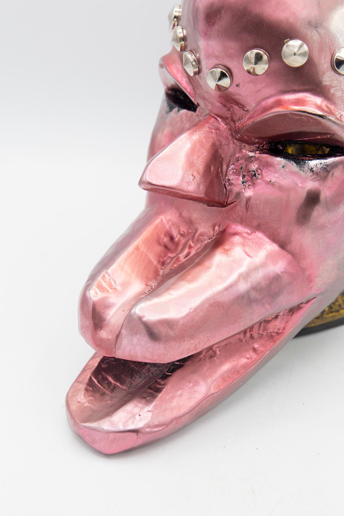 Afrikanische futuristische rosa Maske von Bomber Bax (Holz) im Angebot