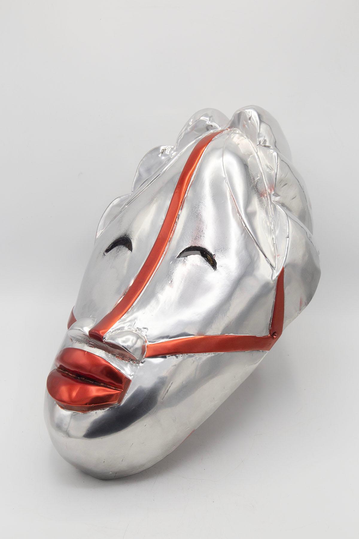 Exzentrische afrikanische Maske und Einzelstück des Künstlers Bomber Bax. Seltenes und einzigartiges Werk des Künstlers. Die Maske stammt aus den frühen 1900er Jahren und wurde Ende 2022 von dem Künstler bearbeitet und bemalt.
Der Künstler