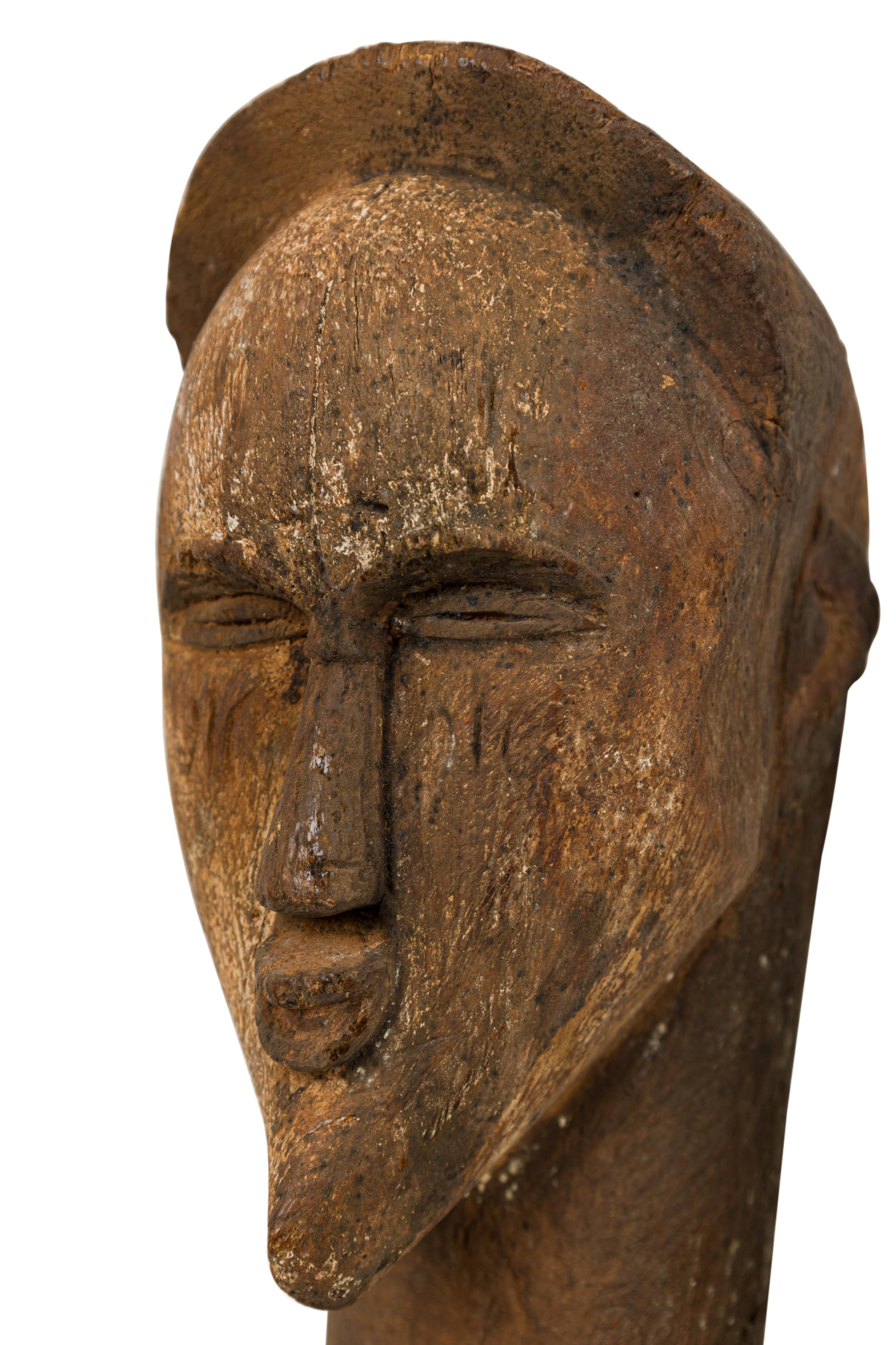 Afrikanisches Gabun 20. Jahrhundert Handgeschnitzte Vuvi Figur im Zustand „Gut“ im Angebot in Queens, NY