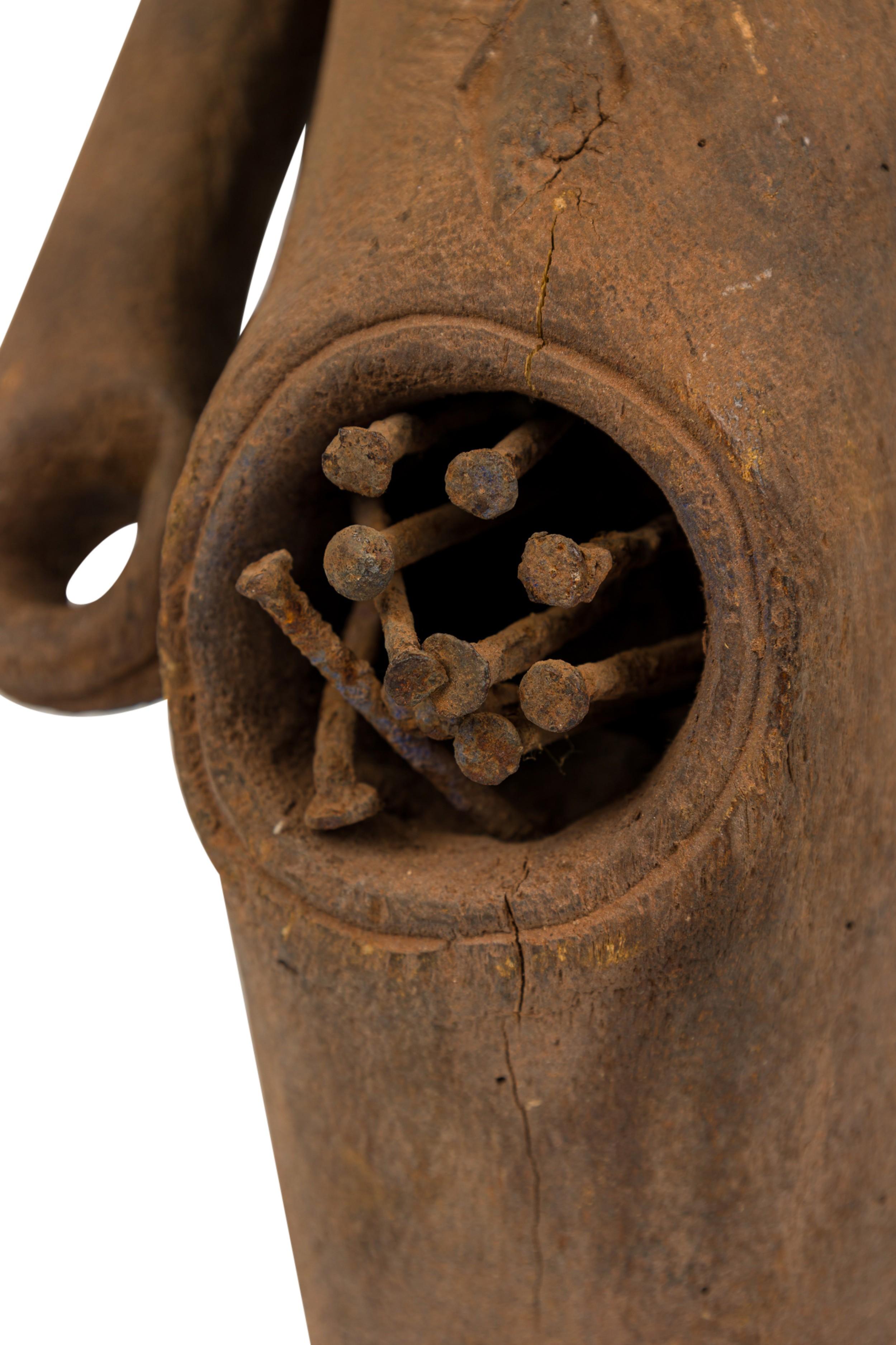 Afrikanisches Gabun 20. Jahrhundert Handgeschnitzte Vuvi Figur im Angebot 1