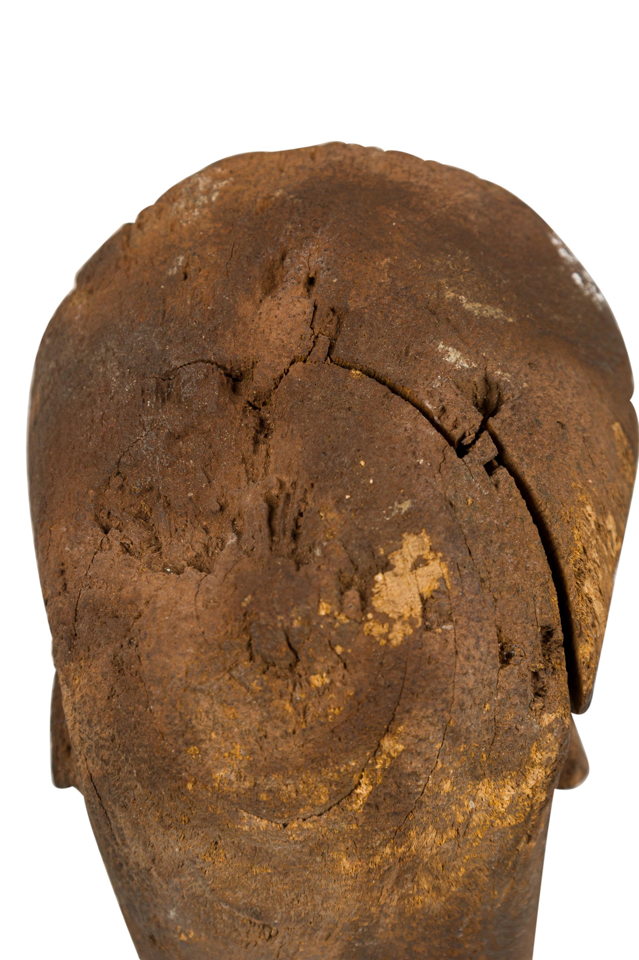 Afrikanisches Gabun 20. Jahrhundert Handgeschnitzte Vuvi Figur im Angebot 3