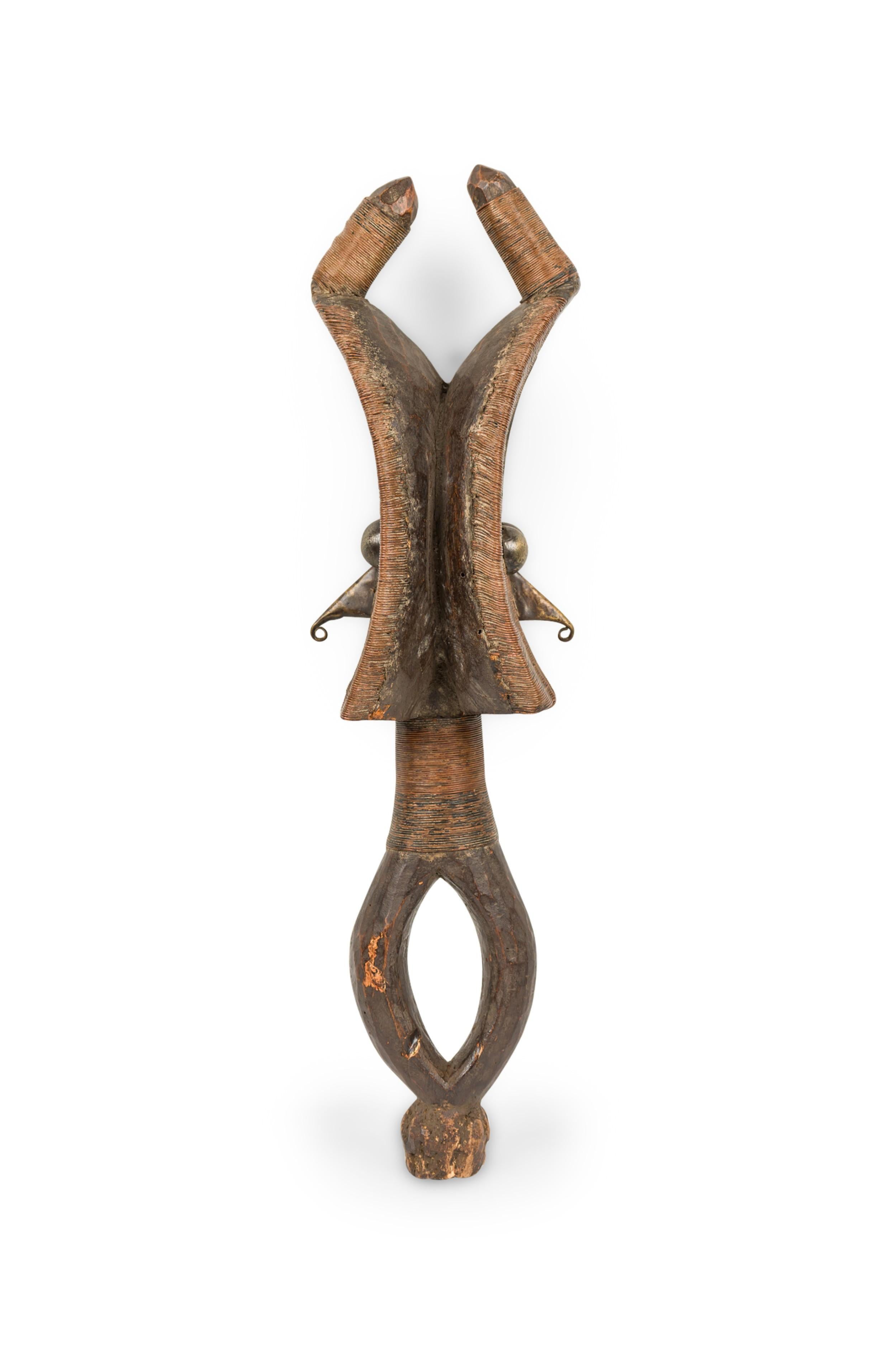 Gabunisches 20. Jh. Vom Volk der Kota handgefertigtes Reliquiar, das eine abstrakte Figur mit 2 Gesichtern und gewölbten Augen und Hakennasen darstellt, gefertigt aus geschnitztem Holz, Kupfer und Bronze