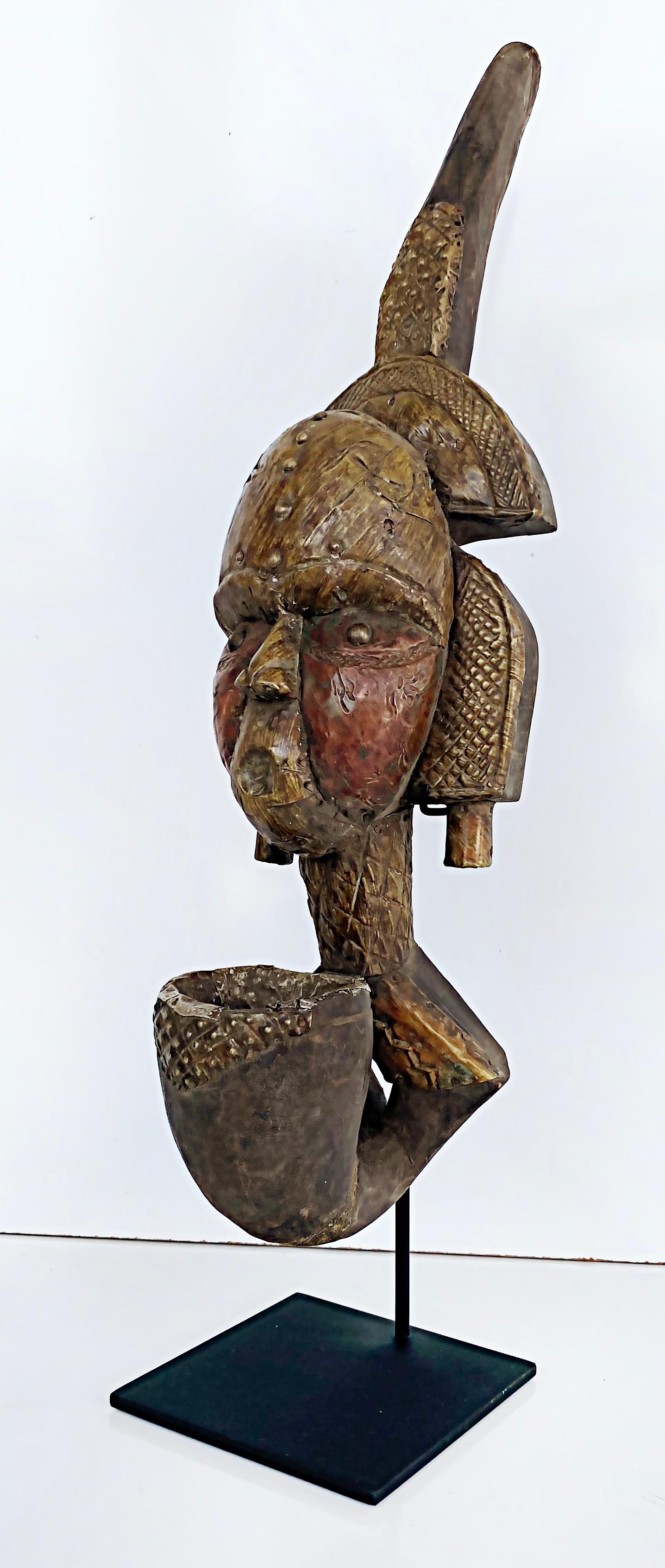 Pipe de réliquaire africaine Kota People of Sebe Valley, 20e siècle

Nous proposons à la vente une pipe reliquaire africaine (Gabon), sculptée par le peuple Kota de Sebe Vallery, datant du 20e siècle.  Cette sculpture est revêtue de métal et de