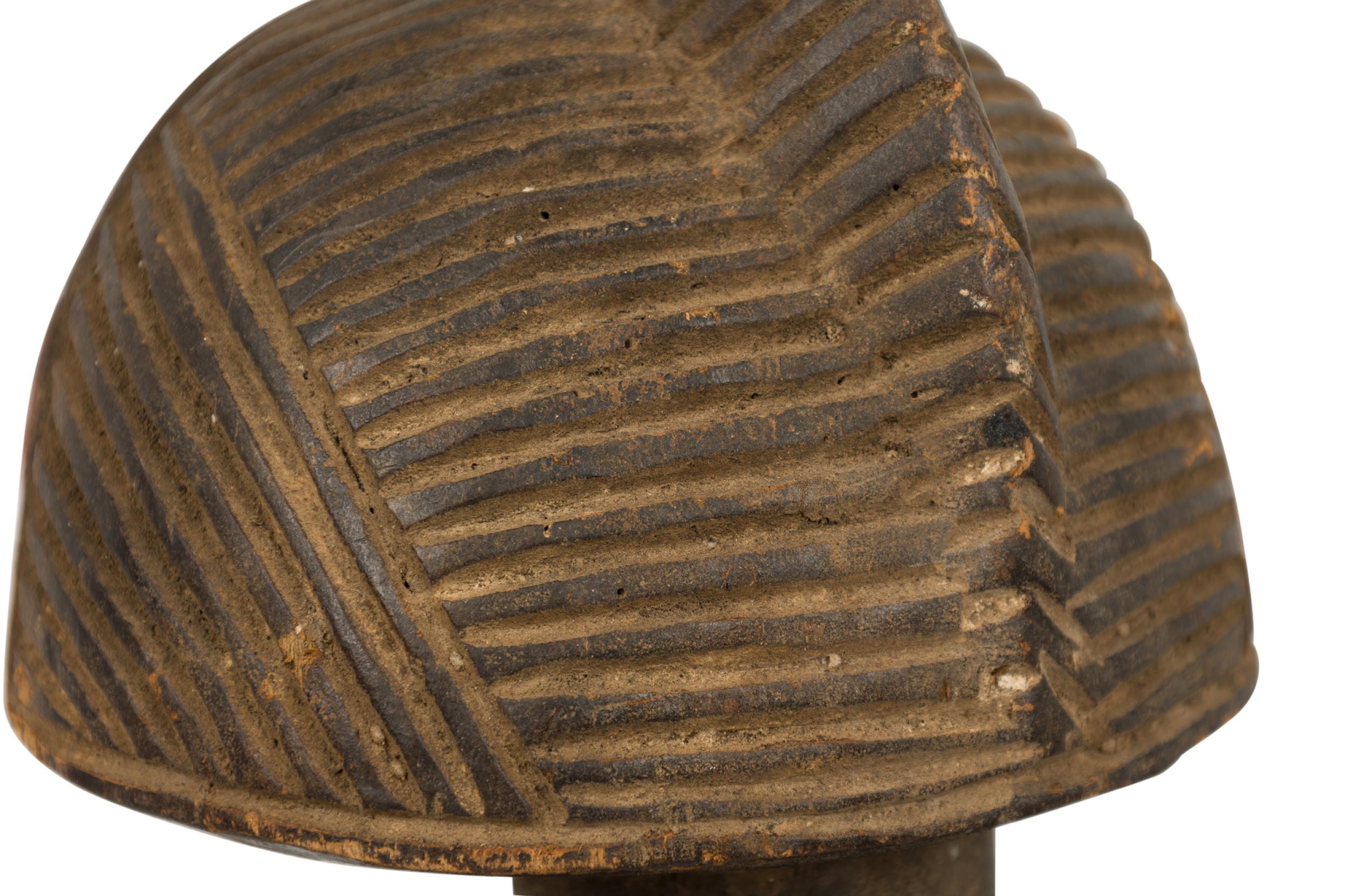 Gabon africain Fin du 20e siècle Figure reliquaire masculine sculptée à la main en vente 1